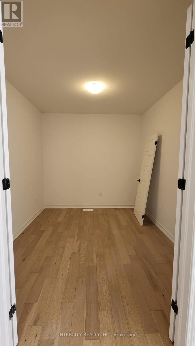 181 Forestwalk Street, Kitchener, Ontario  N2E 3Y2 - Photo 5 - X12464141