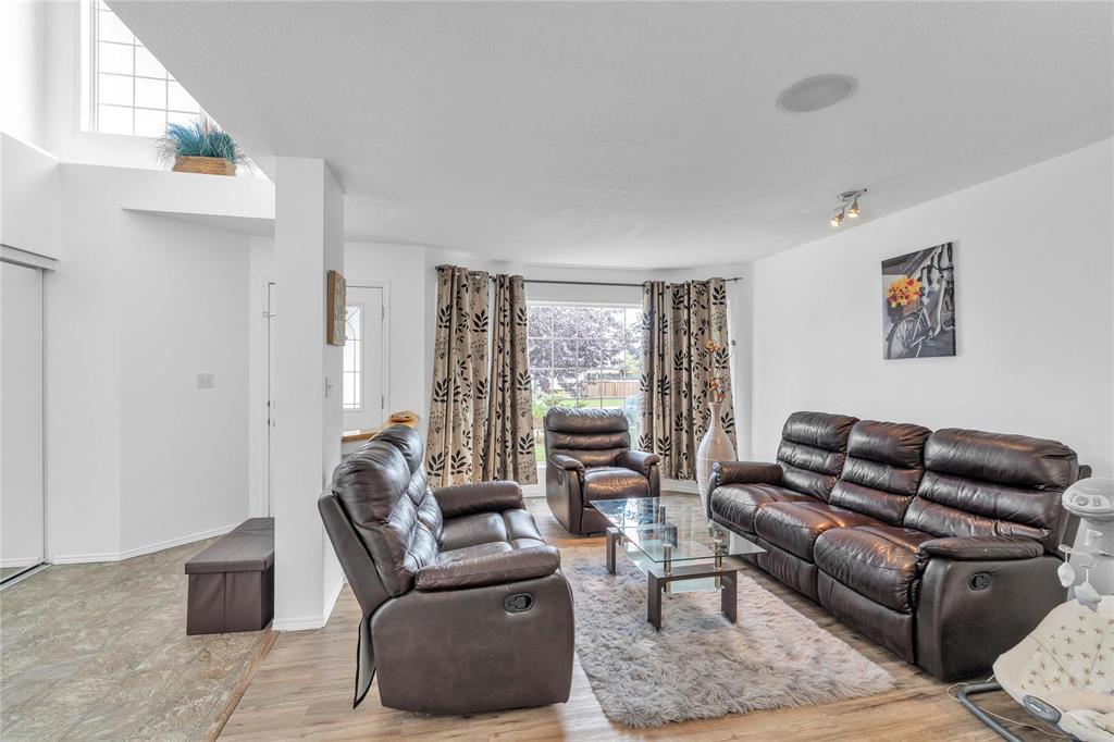 26 Danford Drive, Winnipeg, Manitoba  R2V 4X6 - Photo 2 - 202526586