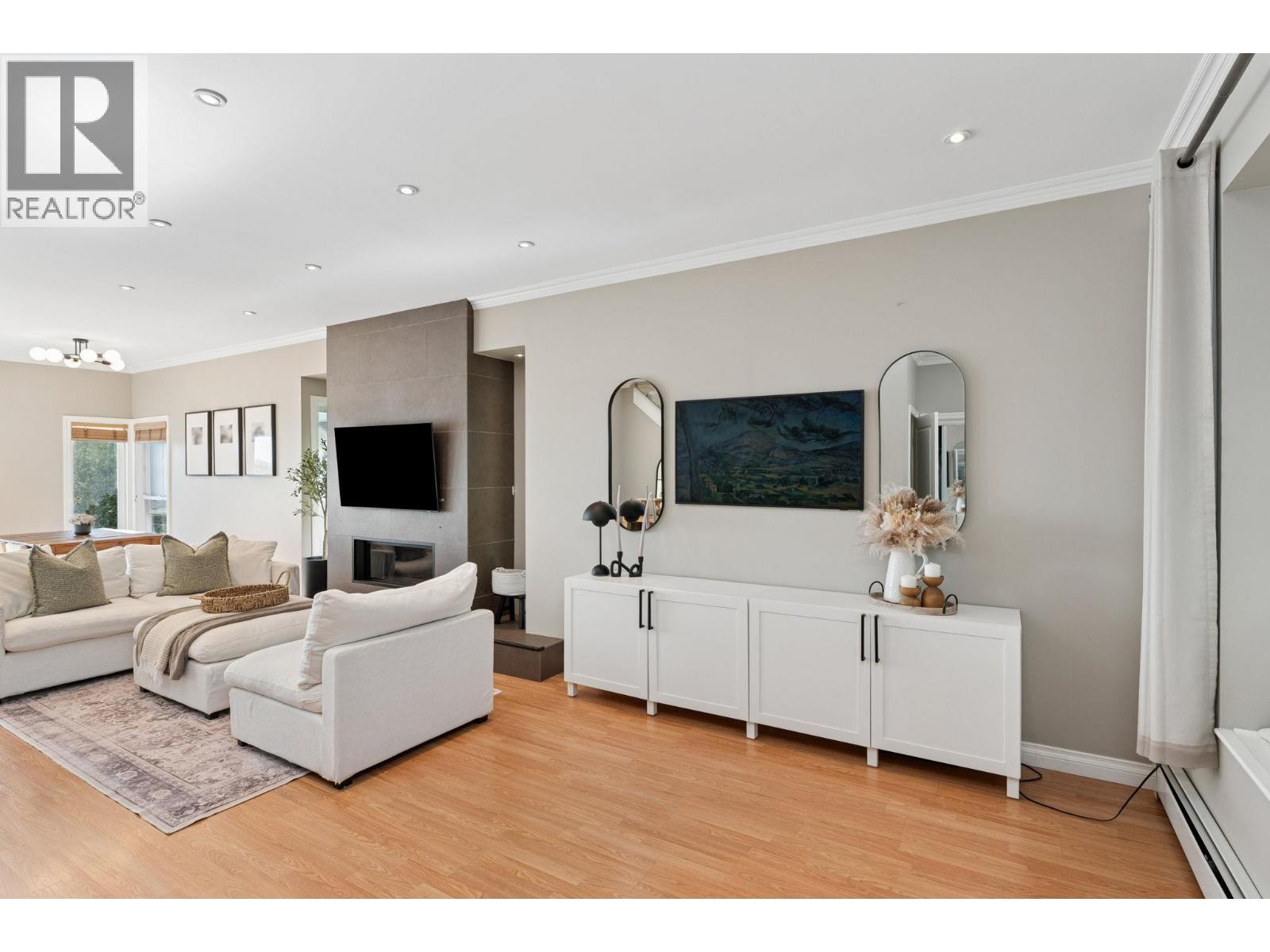 333 E Keith Road, North Vancouver, British Columbia  V7L 1V6 - Photo 3 - R3058381