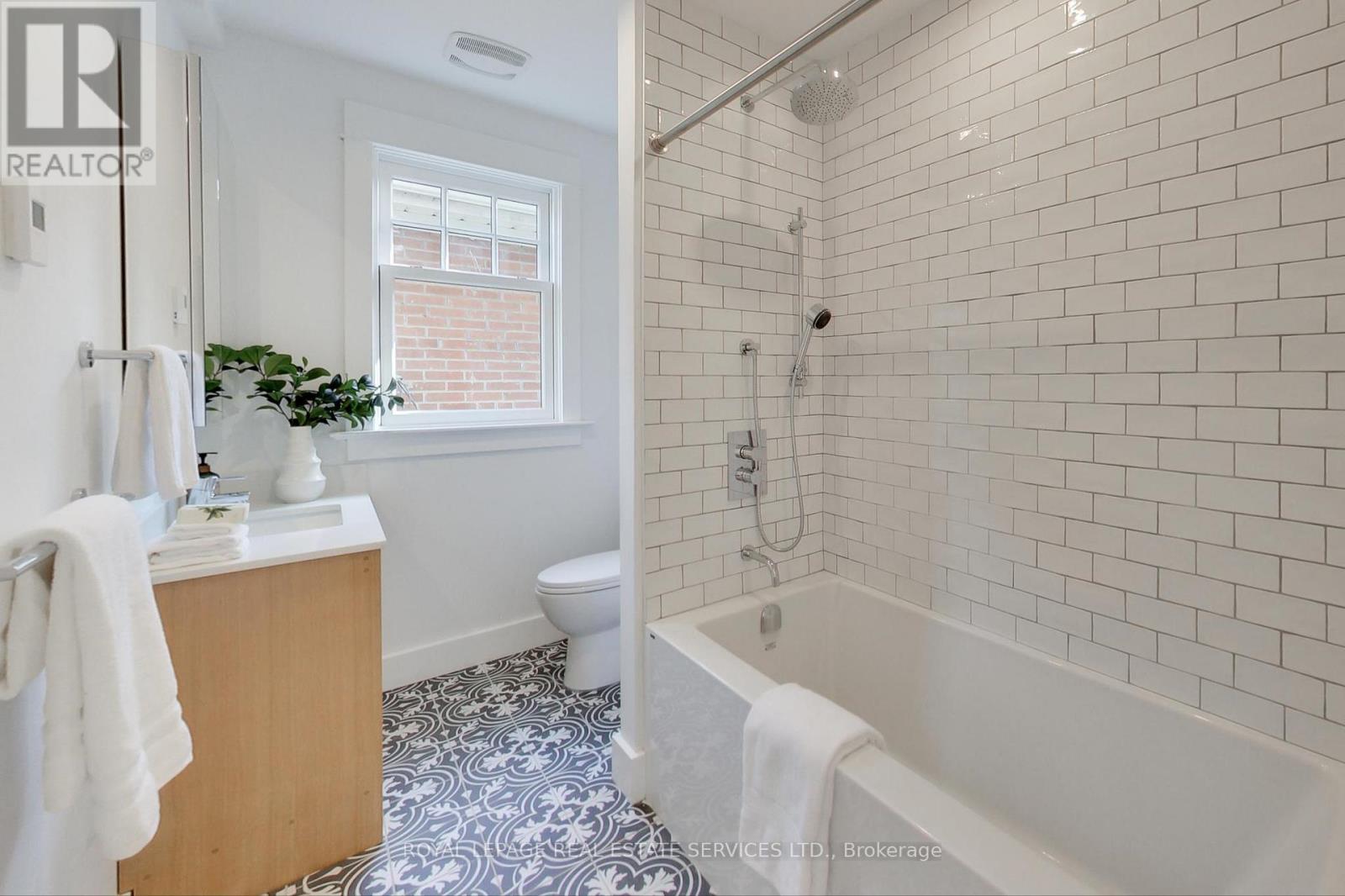 29 Hocken Avenue, Toronto, Ontario  M6G 2K1 - Photo 13 - C12464194