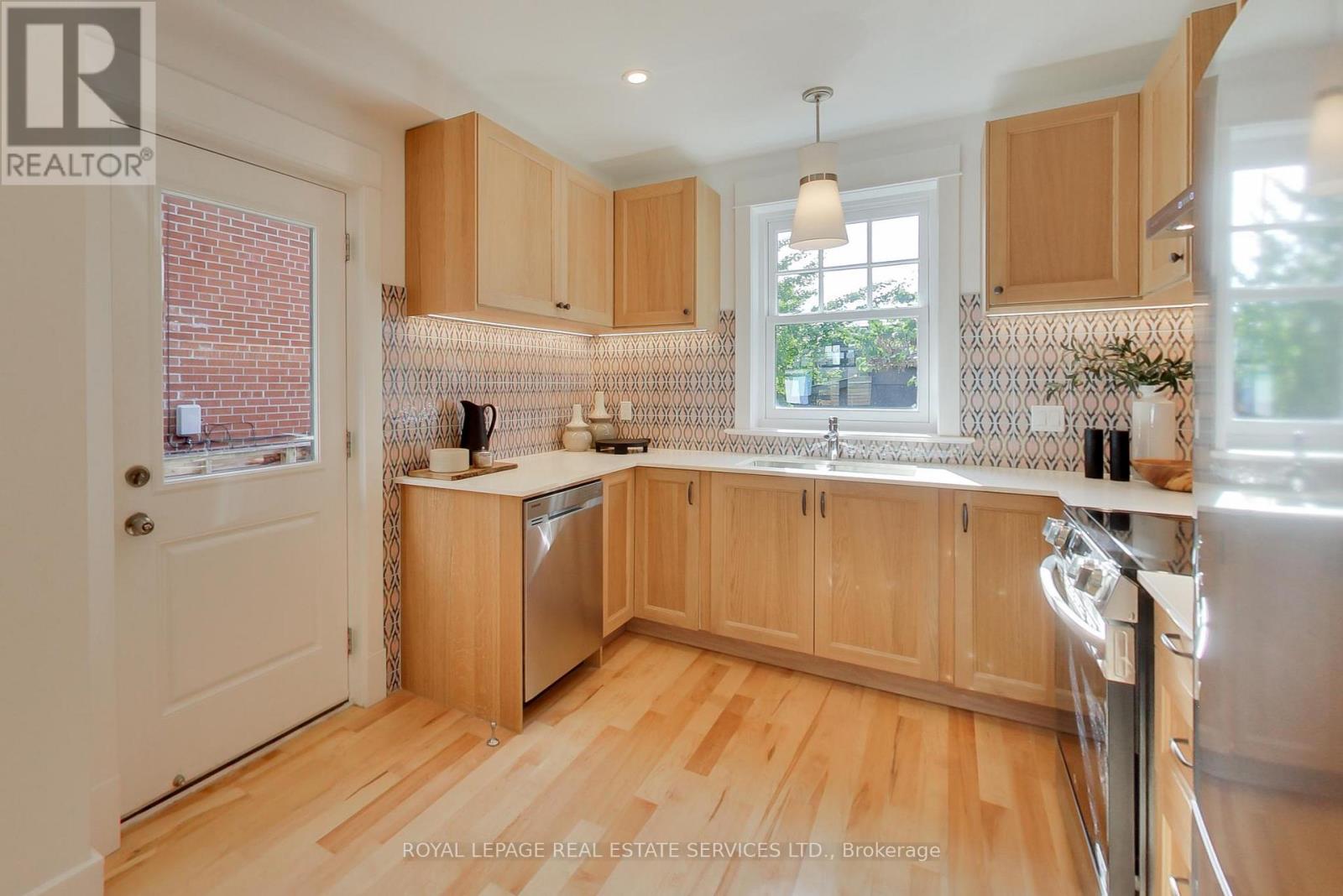 29 Hocken Avenue, Toronto, Ontario  M6G 2K1 - Photo 8 - C12464194