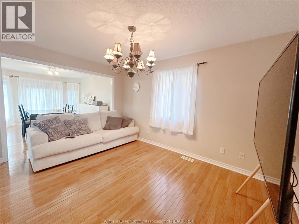 940 Greenpark, Windsor, Ontario  N8P 1J3 - Photo 3 - 25026237
