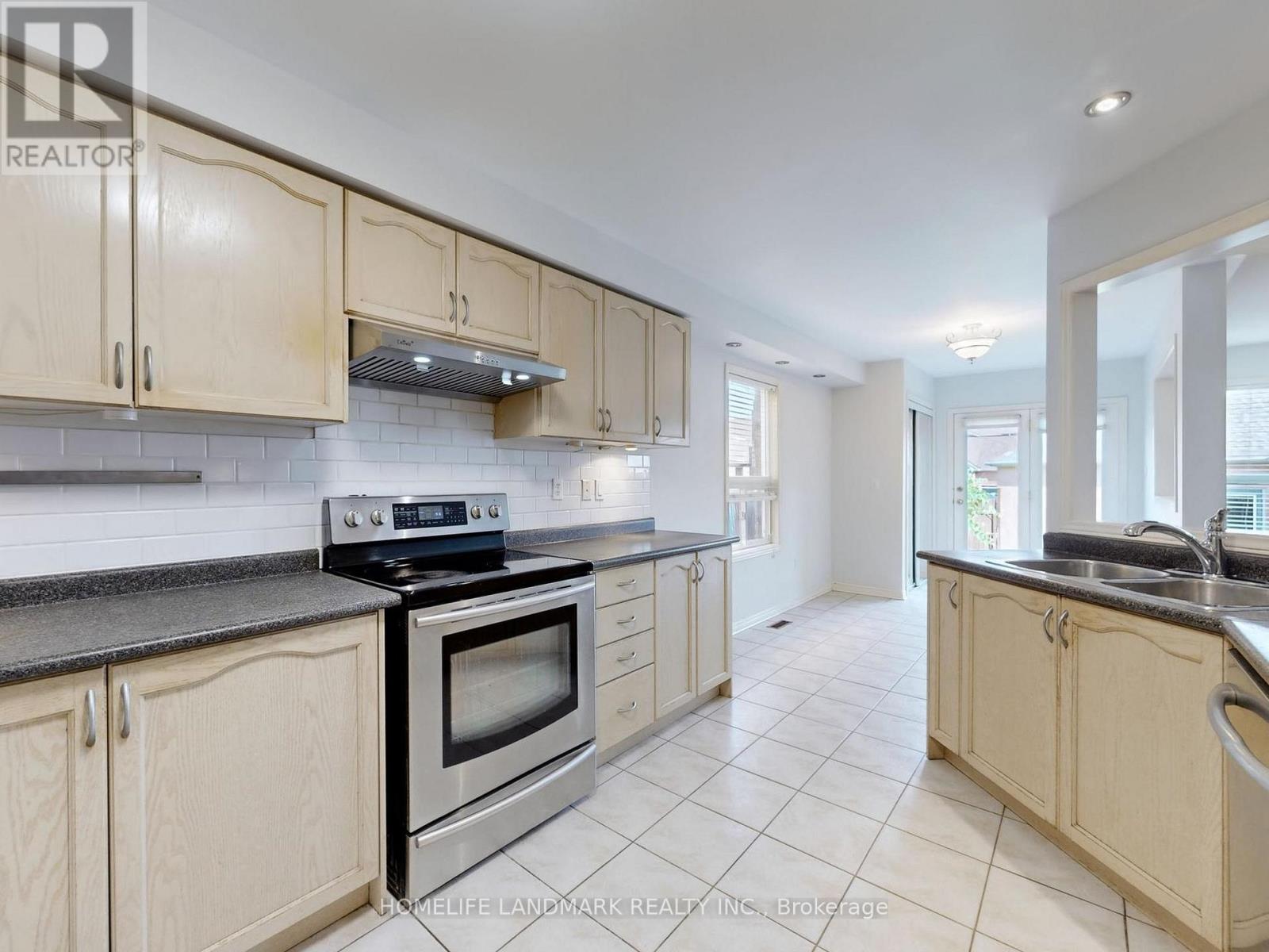 60 Cariglia Trail, Markham, Ontario  L3R 4W8 - Photo 13 - N12424669