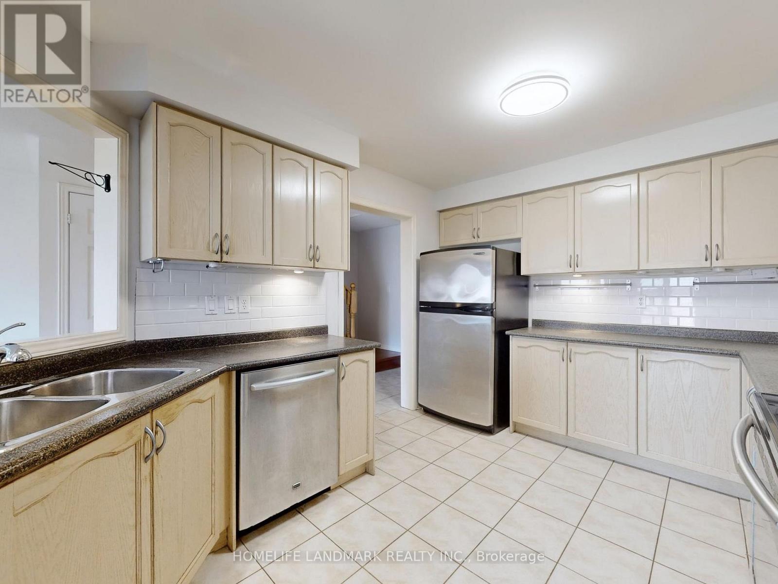 60 Cariglia Trail, Markham, Ontario  L3R 4W8 - Photo 12 - N12424669