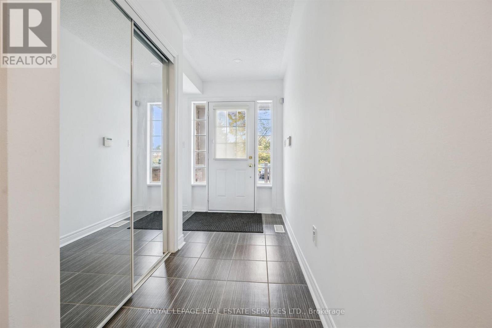 6 - 2006 Trawden Way, Oakville, Ontario  L6M 0M1 - Photo 4 - W12464197