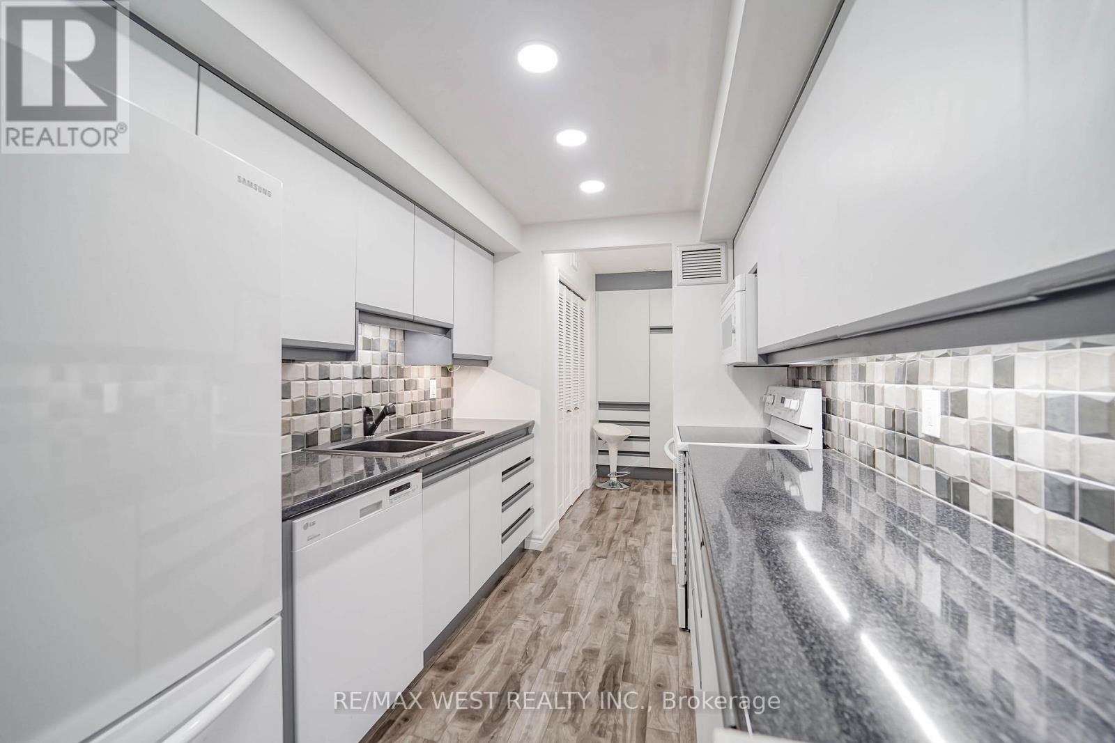 1709 - 1300 Bloor Street, Mississauga, Ontario  L4Y 3Z2 - Photo 2 - W12464202