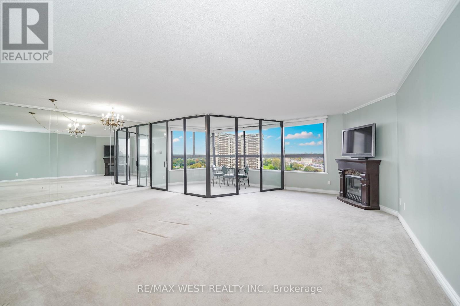1709 - 1300 Bloor Street, Mississauga, Ontario  L4Y 3Z2 - Photo 3 - W12464202