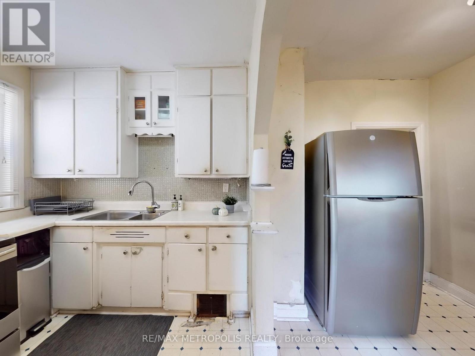 28 Eversfield Road, Toronto, Ontario  M6E 1T7 - Photo 12 - W12464206