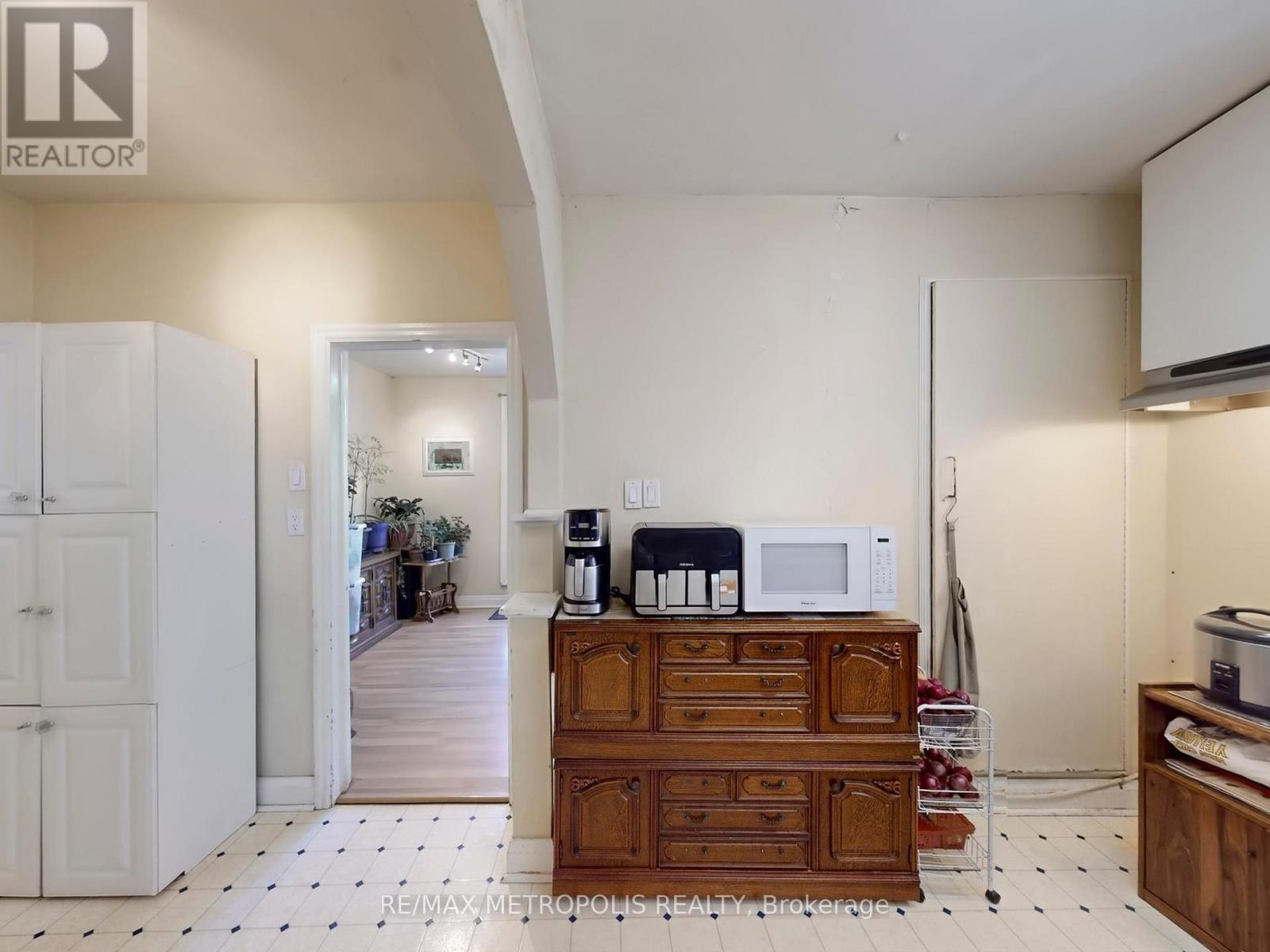28 Eversfield Road, Toronto, Ontario  M6E 1T7 - Photo 14 - W12464206