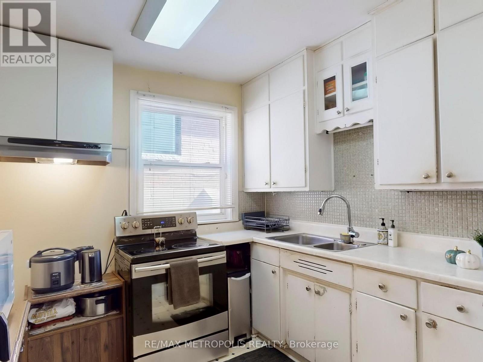 28 Eversfield Road, Toronto, Ontario  M6E 1T7 - Photo 15 - W12464206