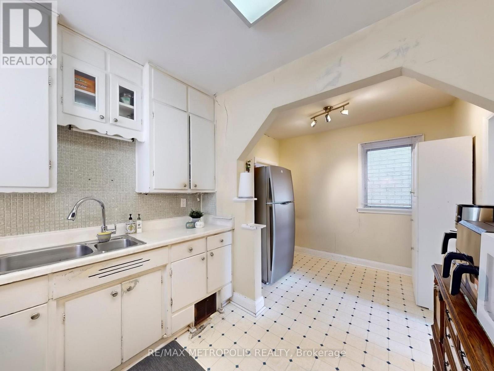 28 Eversfield Road, Toronto, Ontario  M6E 1T7 - Photo 16 - W12464206