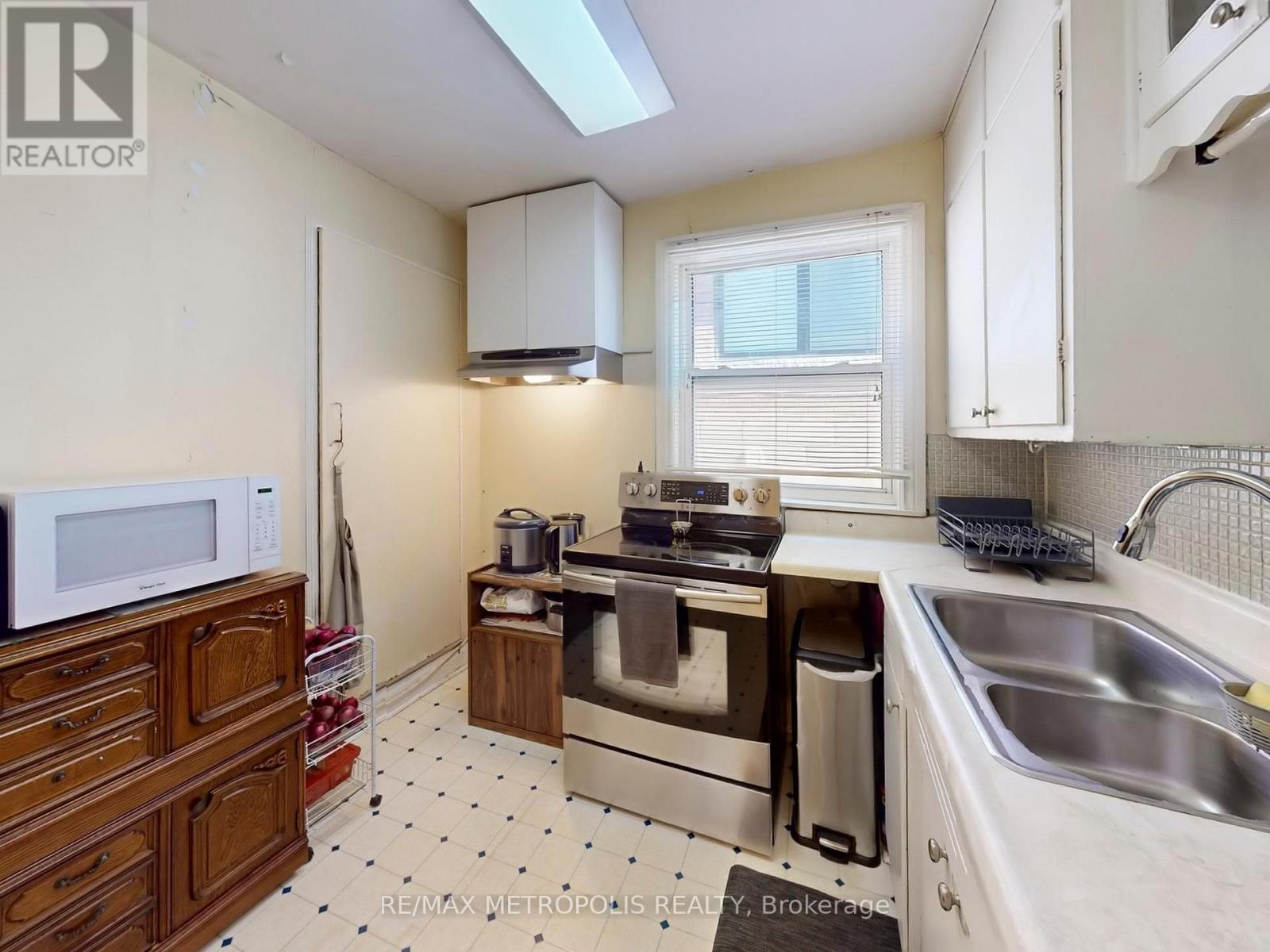 28 Eversfield Road, Toronto, Ontario  M6E 1T7 - Photo 17 - W12464206