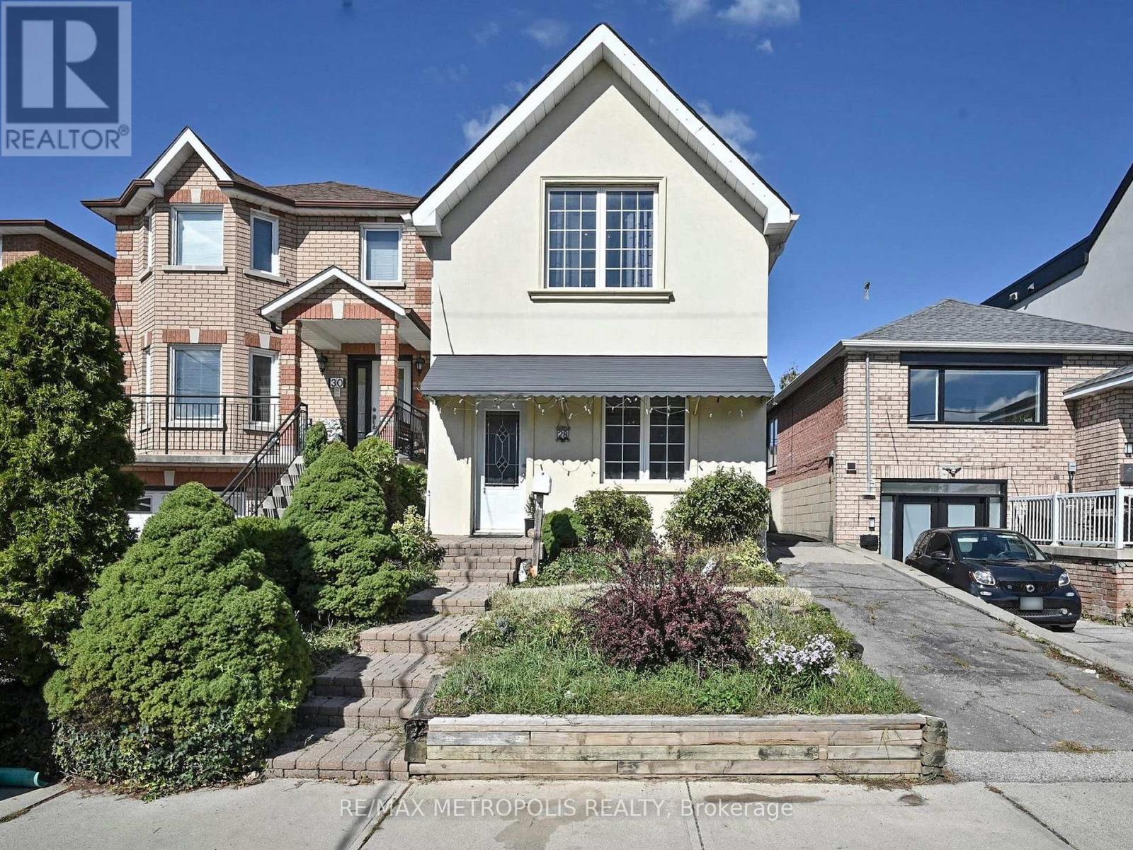 28 Eversfield Road, Toronto, Ontario  M6E 1T7 - Photo 2 - W12464206