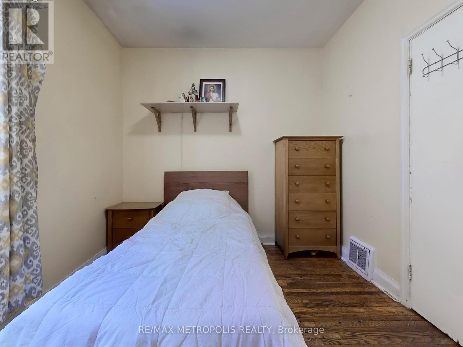 28 Eversfield Road, Toronto, Ontario  M6E 1T7 - Photo 24 - W12464206
