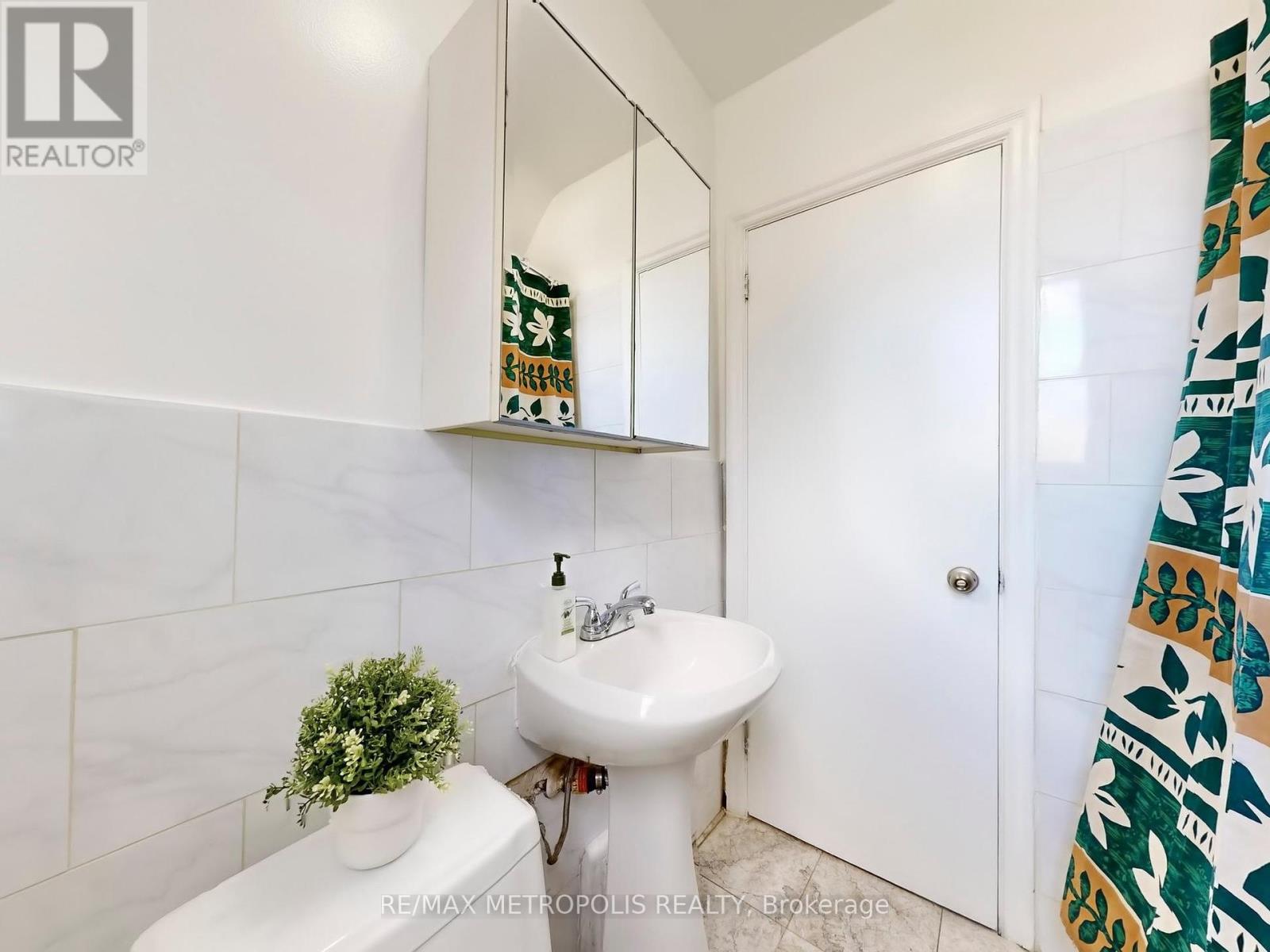 28 Eversfield Road, Toronto, Ontario  M6E 1T7 - Photo 35 - W12464206