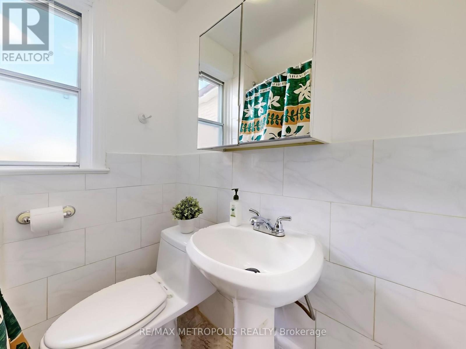 28 Eversfield Road, Toronto, Ontario  M6E 1T7 - Photo 37 - W12464206