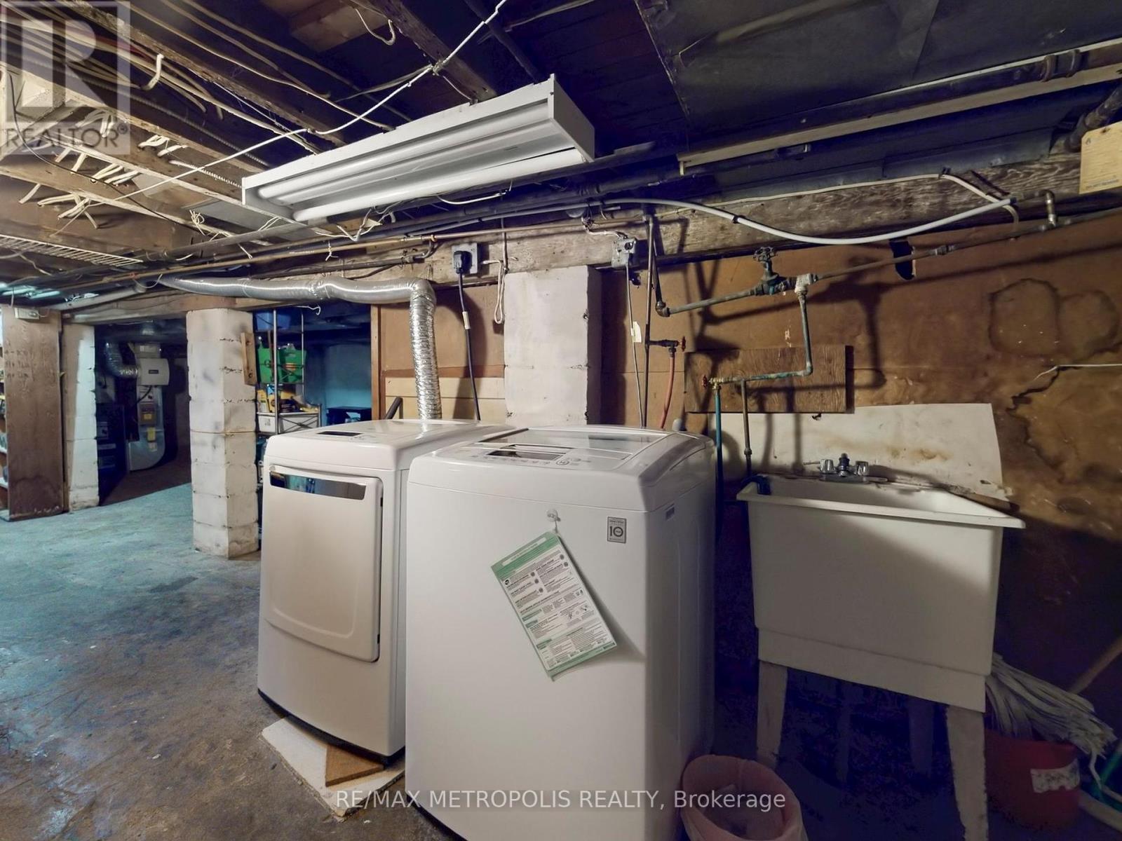 28 Eversfield Road, Toronto, Ontario  M6E 1T7 - Photo 41 - W12464206
