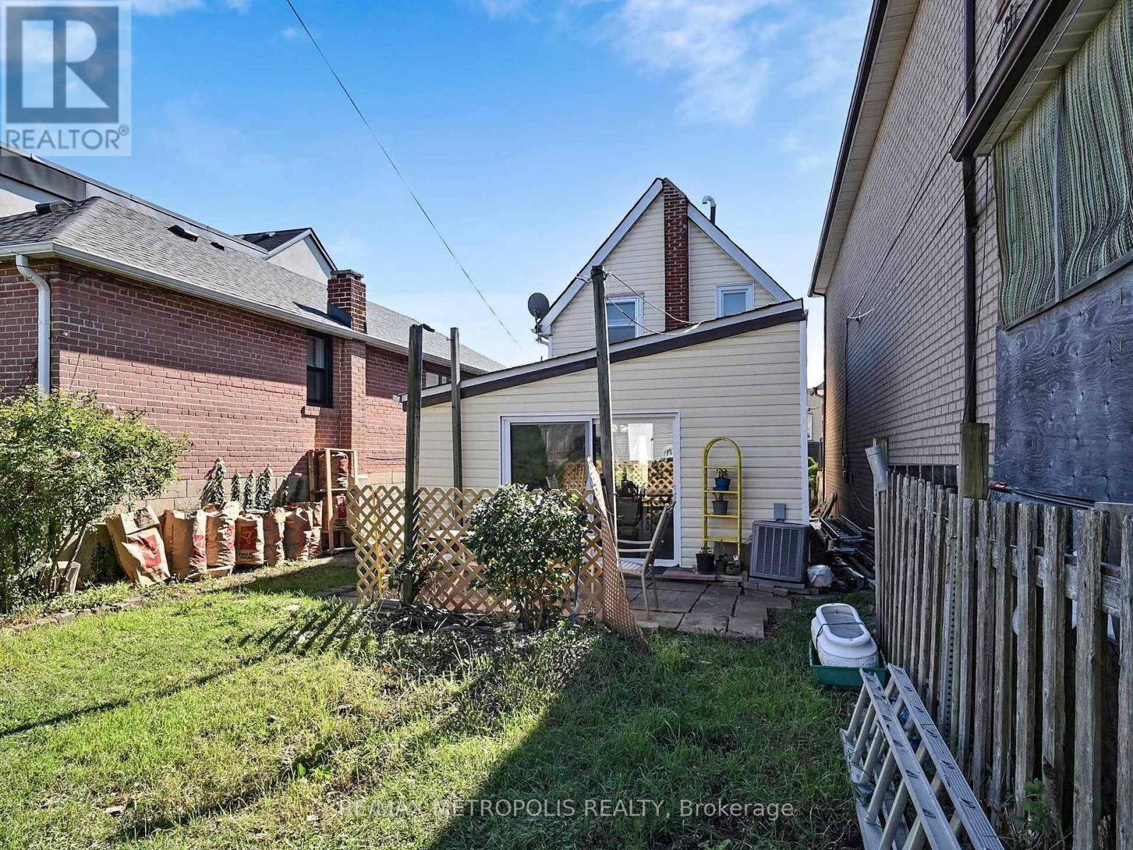28 Eversfield Road, Toronto, Ontario  M6E 1T7 - Photo 47 - W12464206