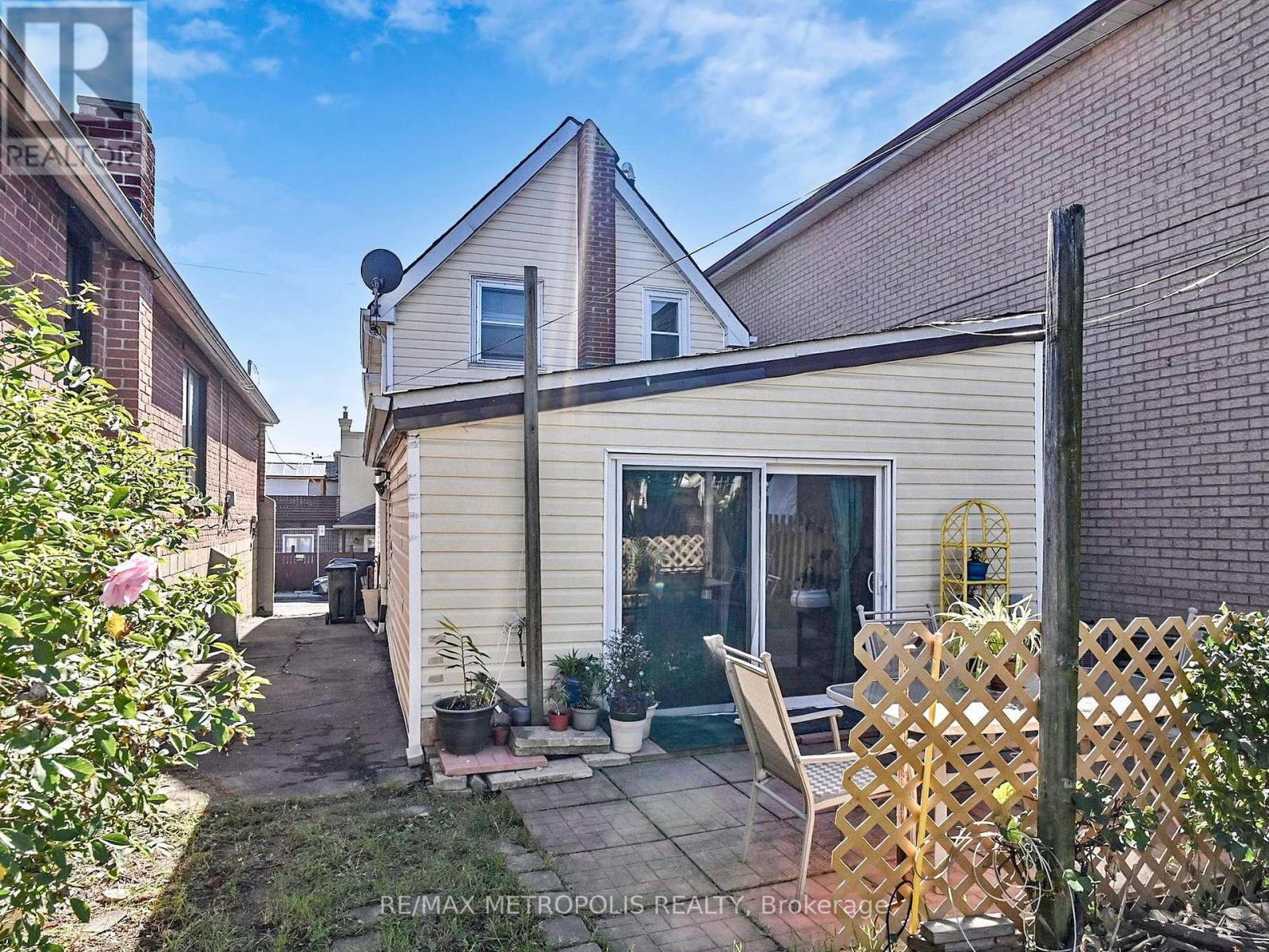 28 Eversfield Road, Toronto, Ontario  M6E 1T7 - Photo 48 - W12464206