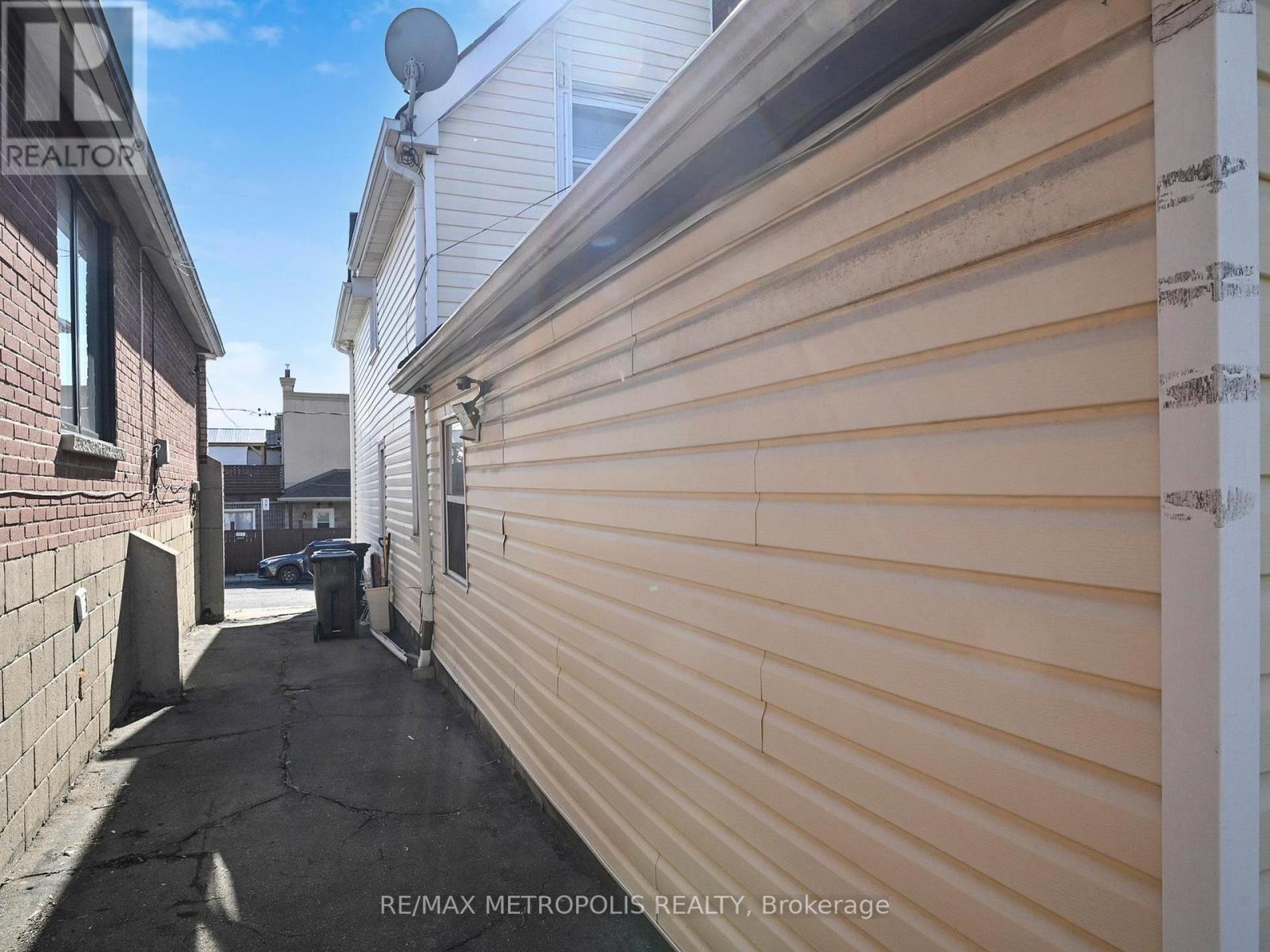 28 Eversfield Road, Toronto, Ontario  M6E 1T7 - Photo 49 - W12464206