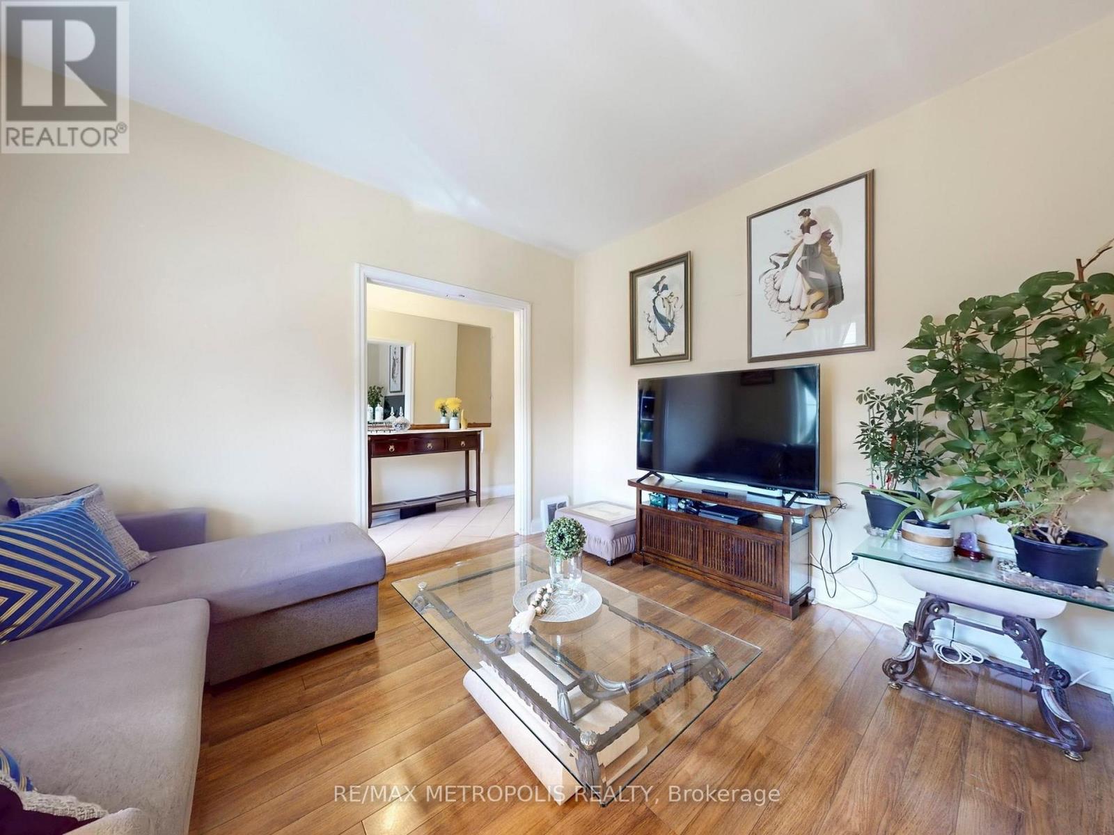 28 Eversfield Road, Toronto, Ontario  M6E 1T7 - Photo 8 - W12464206