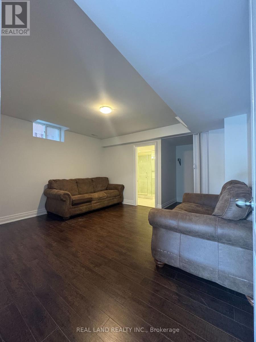 29 Mayfair Court, Richmond Hill, Ontario  L4B 3X7 - Photo 15 - N12464245