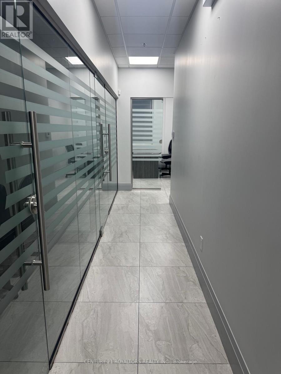 201 - 280 Derry Road W, Mississauga, Ontario  L5W 1N6 - Photo 2 - W12464271