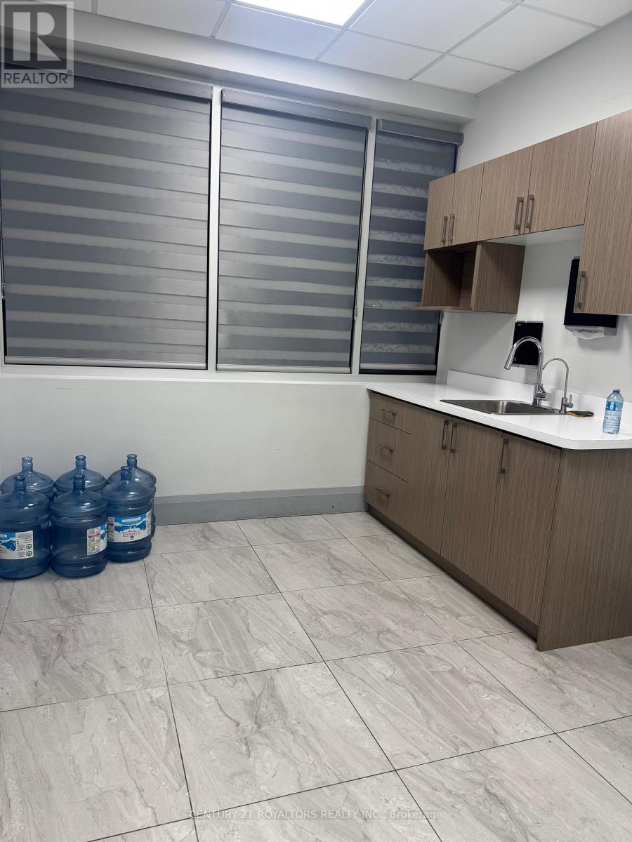 201 - 280 Derry Road W, Mississauga, Ontario  L5W 1N6 - Photo 6 - W12464271