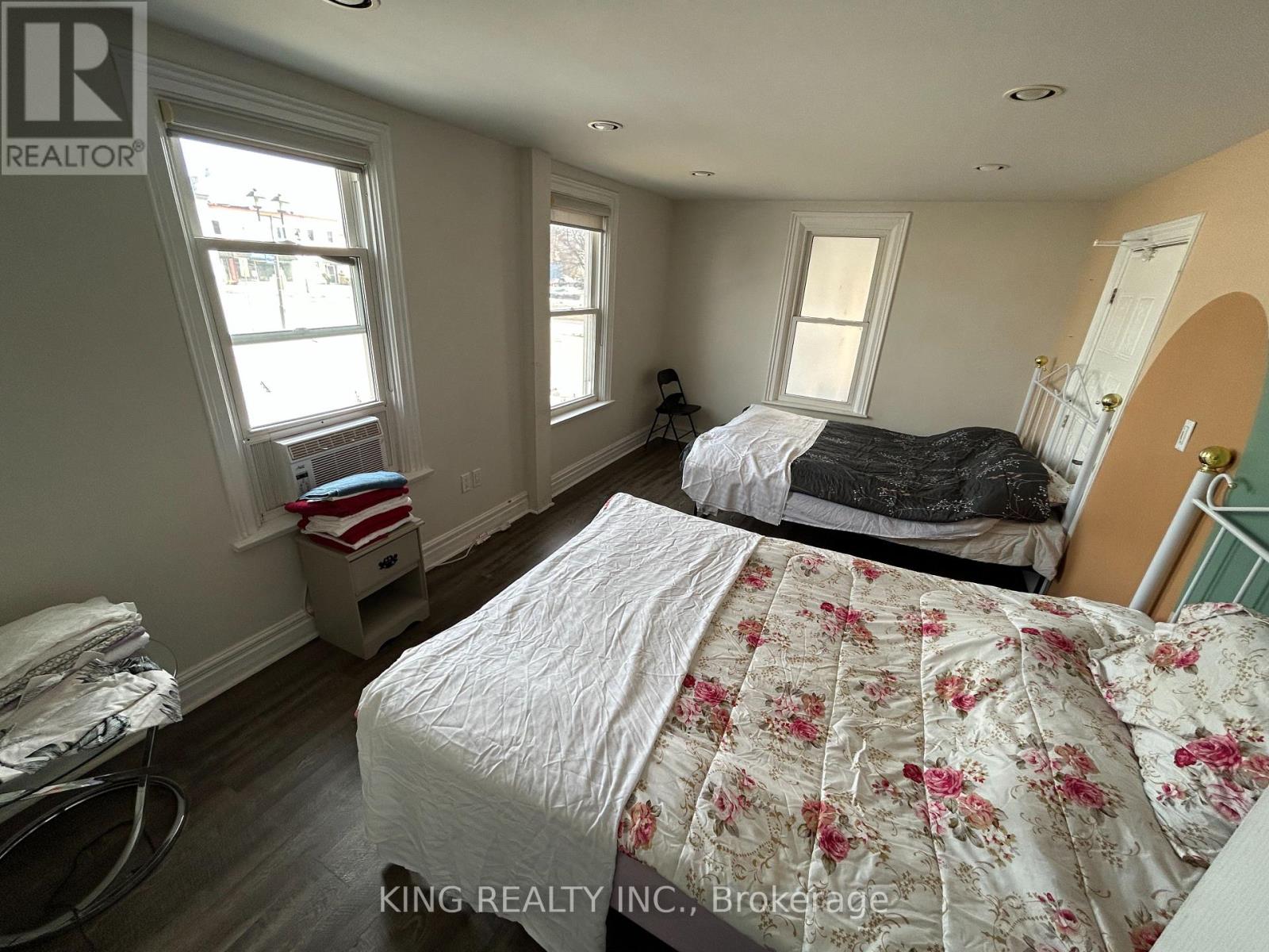 4729 Queen Street, Niagara Falls, Ontario  L2E 2M1 - Photo 14 - X12464276