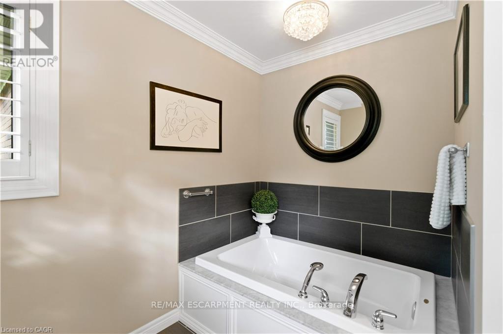 9 Mays Crescent, Hamilton, Ontario  L8B 0G4 - Photo 22 - X12464278