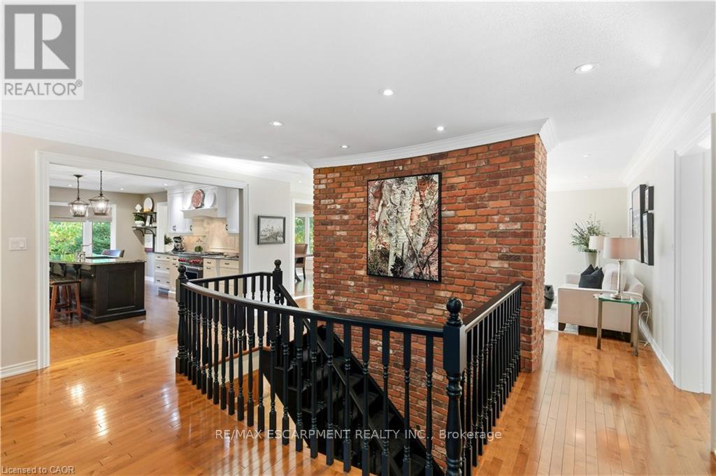 9 Mays Crescent, Hamilton, Ontario  L8B 0G4 - Photo 3 - X12464278