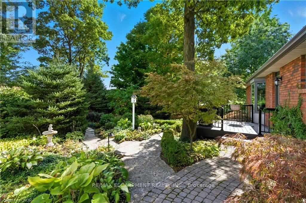 9 Mays Crescent, Hamilton, Ontario  L8B 0G4 - Photo 37 - X12464278