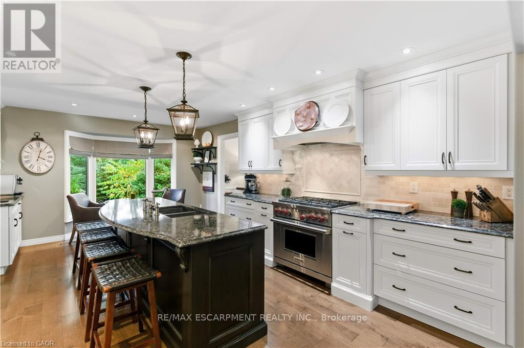 9 Mays Crescent, Hamilton, Ontario  L8B 0G4 - Photo 5 - X12464278