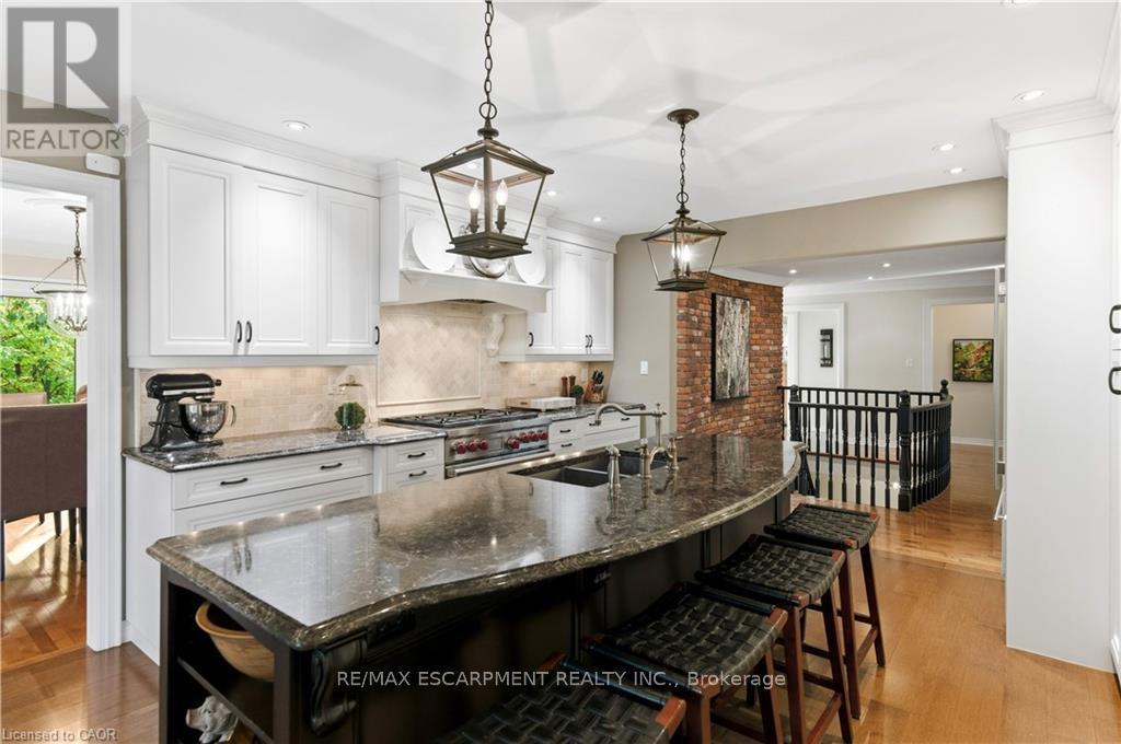 9 Mays Crescent, Hamilton, Ontario  L8B 0G4 - Photo 6 - X12464278