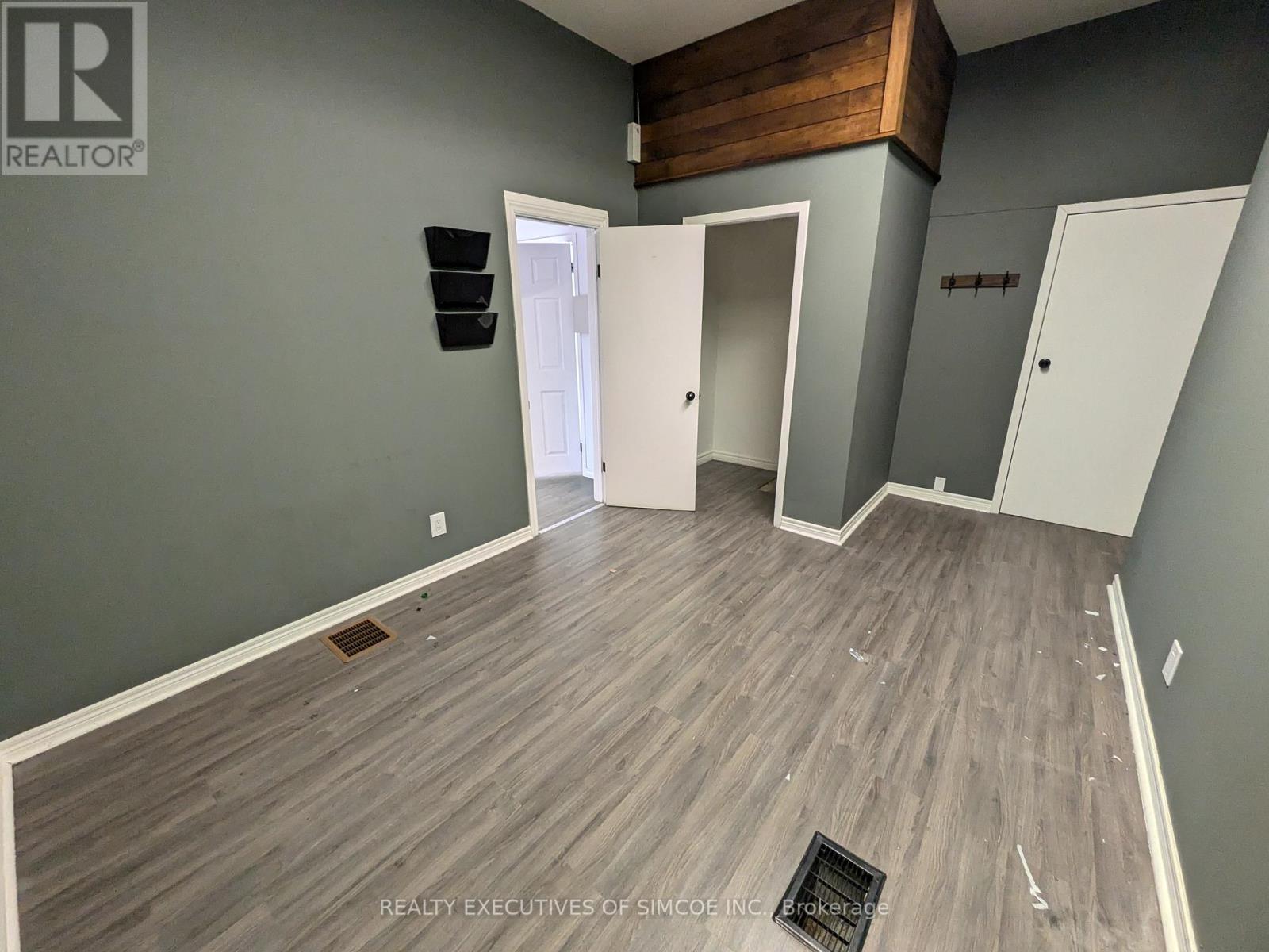 94 Bayfield Street, Barrie, Ontario  L4M 3A8 - Photo 12 - S12351061