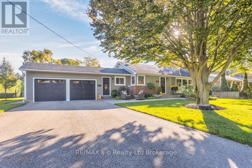 16 Charlotte Avenue, Tillsonburg, Ontario  N4G 4C2 - Photo 2 - X12464352