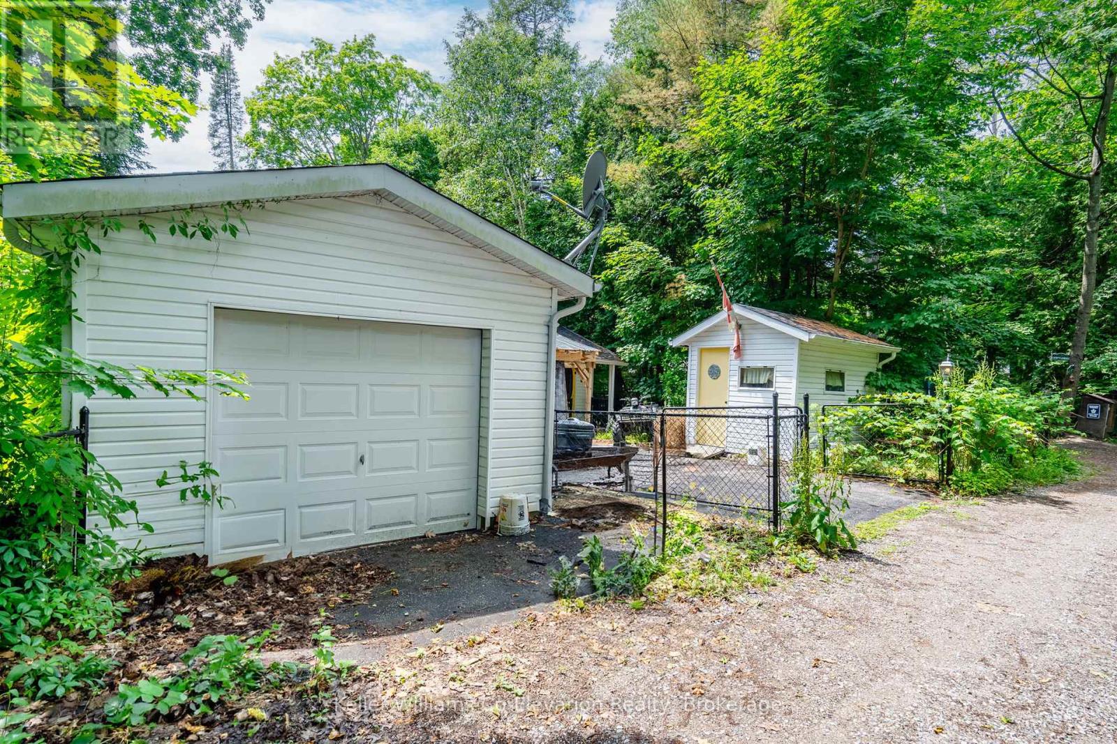 137 Oliver Drive, Tiny, Ontario  L0L 2J0 - Photo 16 - S12464361