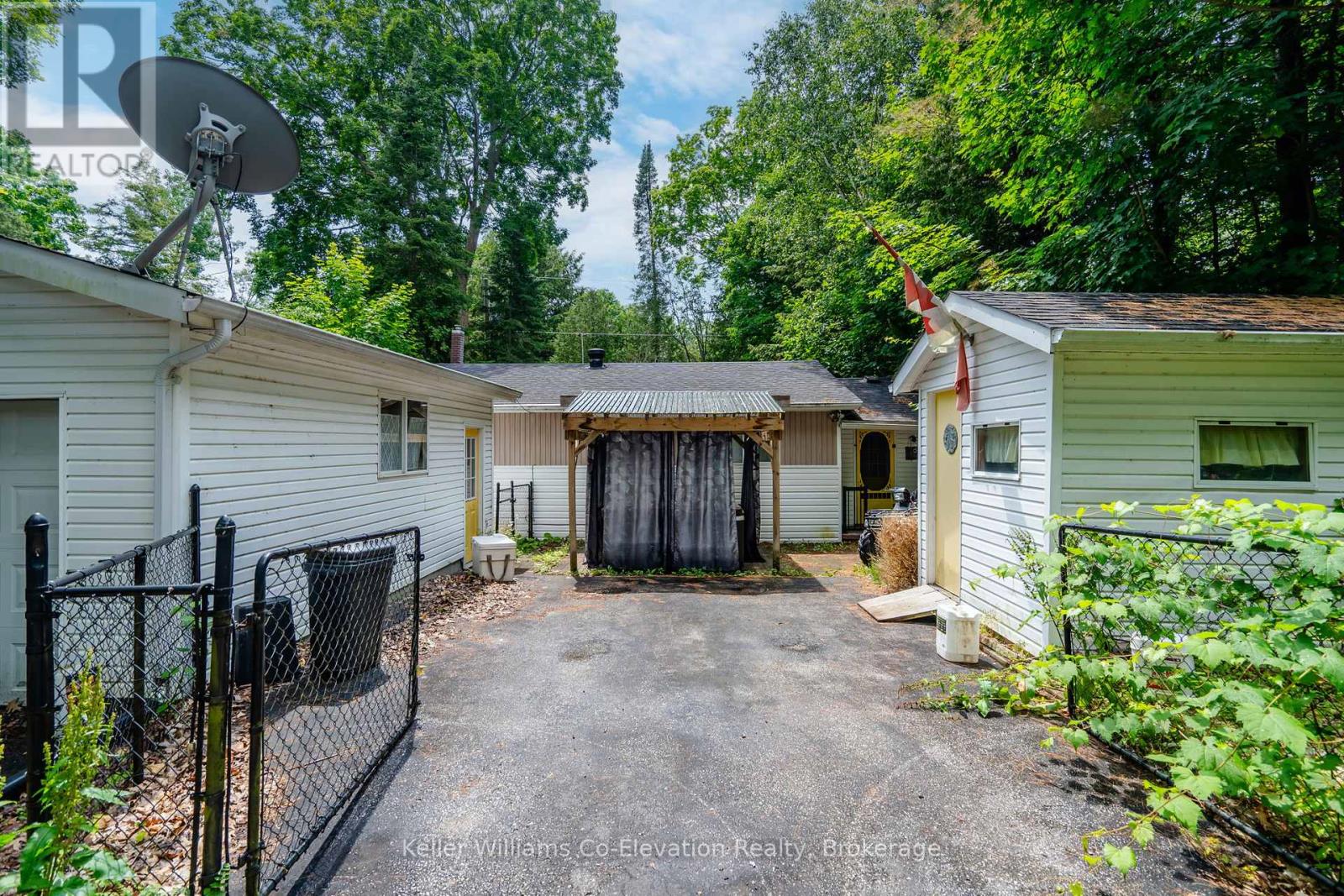 137 Oliver Drive, Tiny, Ontario  L0L 2J0 - Photo 19 - S12464361