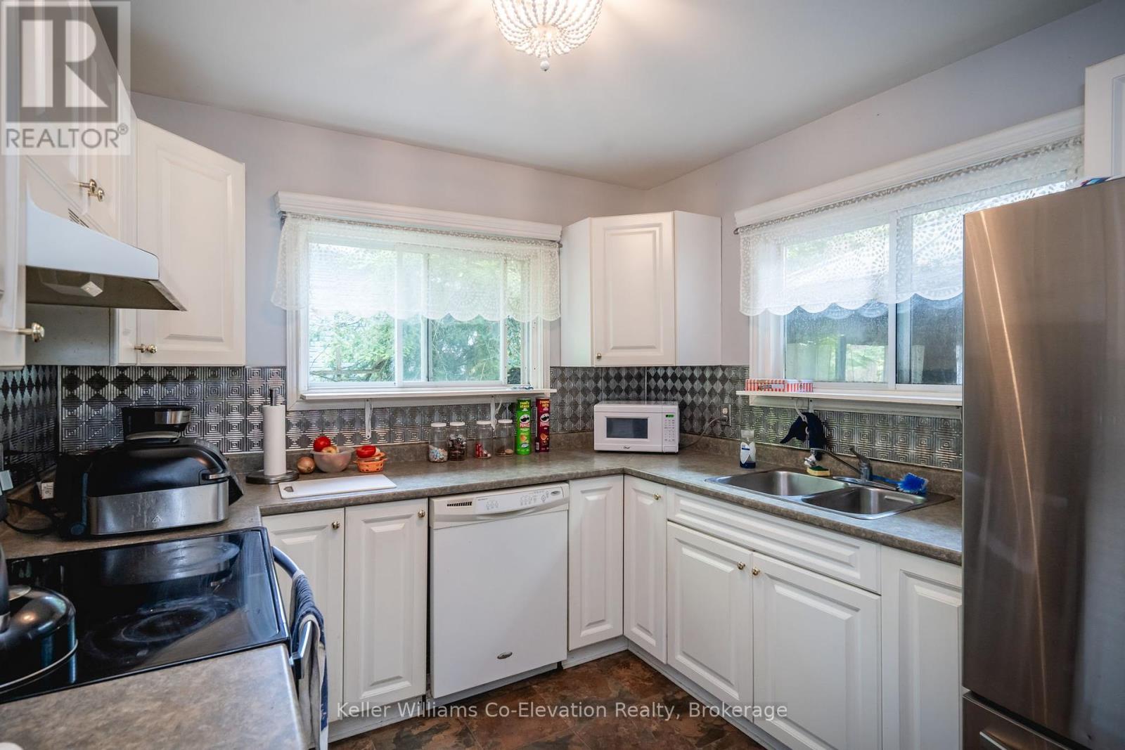 137 Oliver Drive, Tiny, Ontario  L0L 2J0 - Photo 6 - S12464361