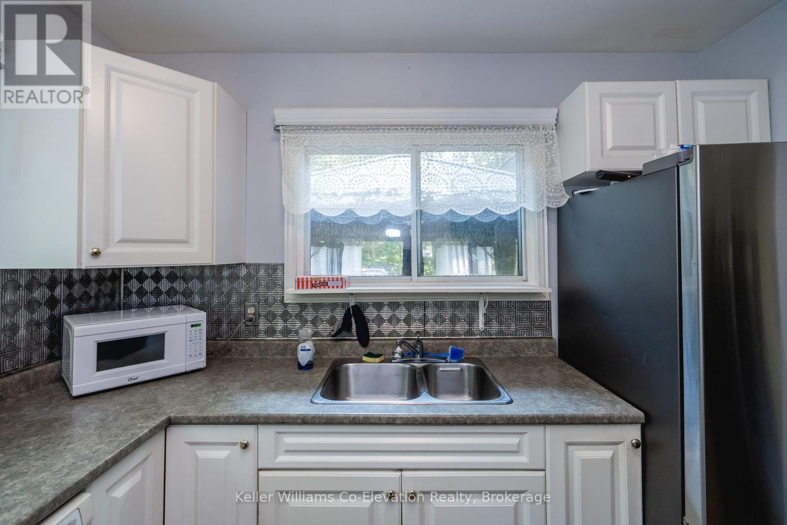 137 Oliver Drive, Tiny, Ontario  L0L 2J0 - Photo 7 - S12464361