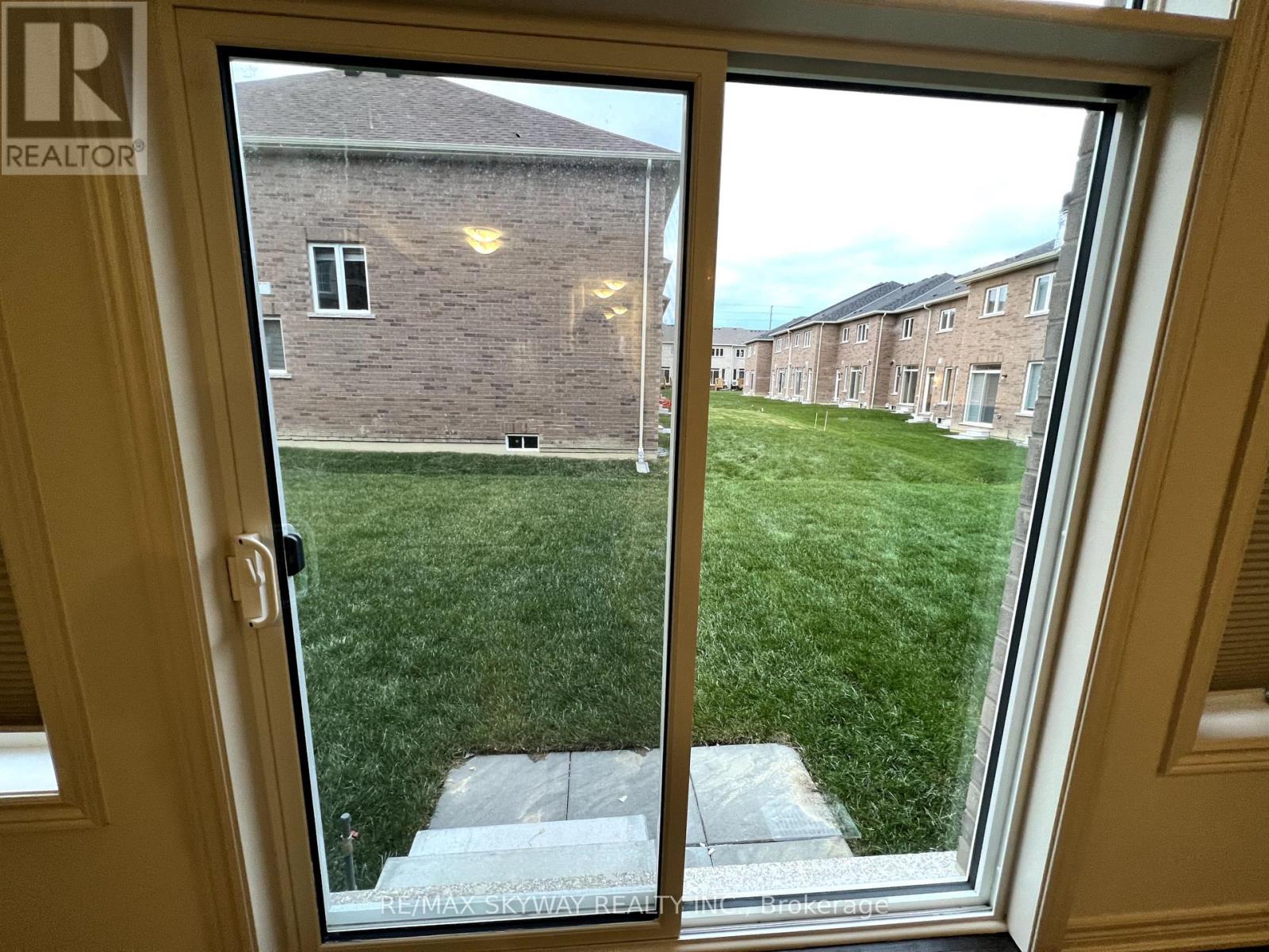38 Donald Stewart Road, Brampton, Ontario  L7A 0C3 - Photo 5 - W12464290