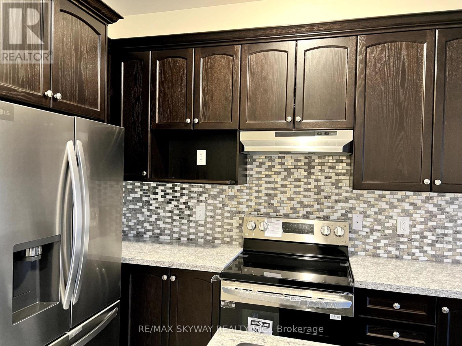 38 Donald Stewart Road, Brampton, Ontario  L7A 0C3 - Photo 6 - W12464290