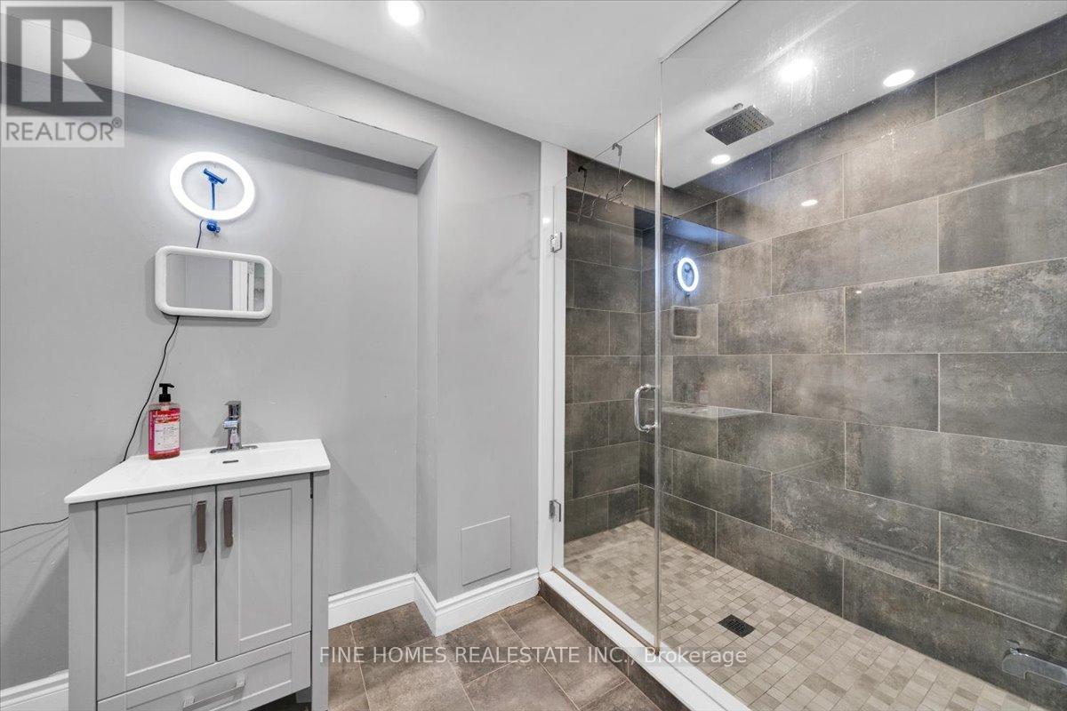 18 Stanley Greene Boulevard, Toronto (Downsview-Roding-Cfb), Ontario  M3K 0A9 - Photo 33 - W12464295