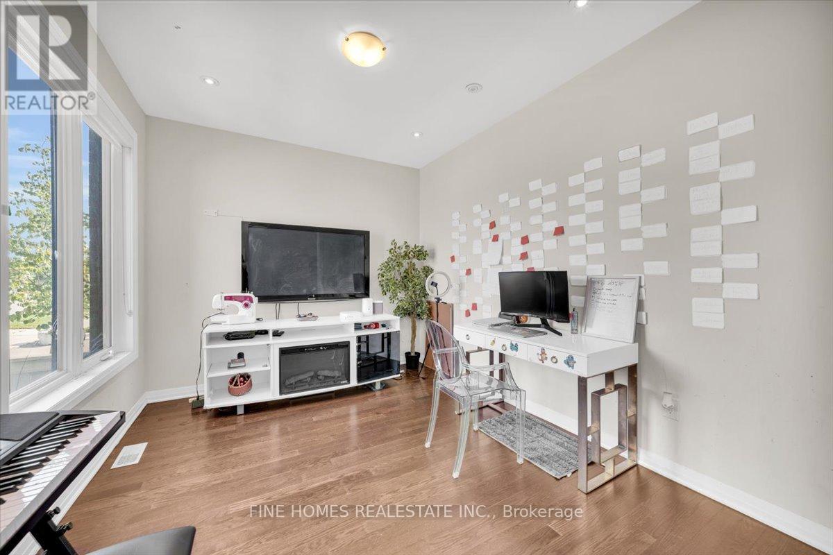 18 Stanley Greene Boulevard, Toronto (Downsview-Roding-Cfb), Ontario  M3K 0A9 - Photo 9 - W12464295