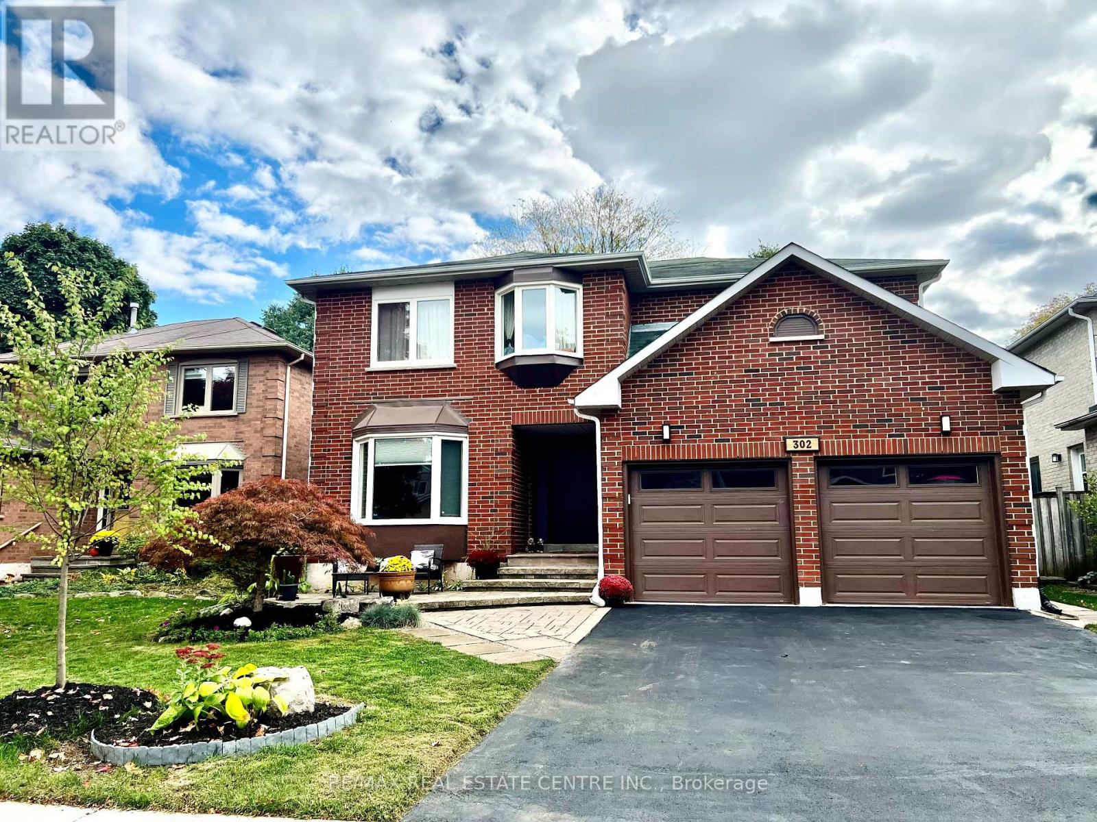 302 Leacock Avenue, Oakville, Ontario  L6H 5J2 - Photo 1 - W12464302
