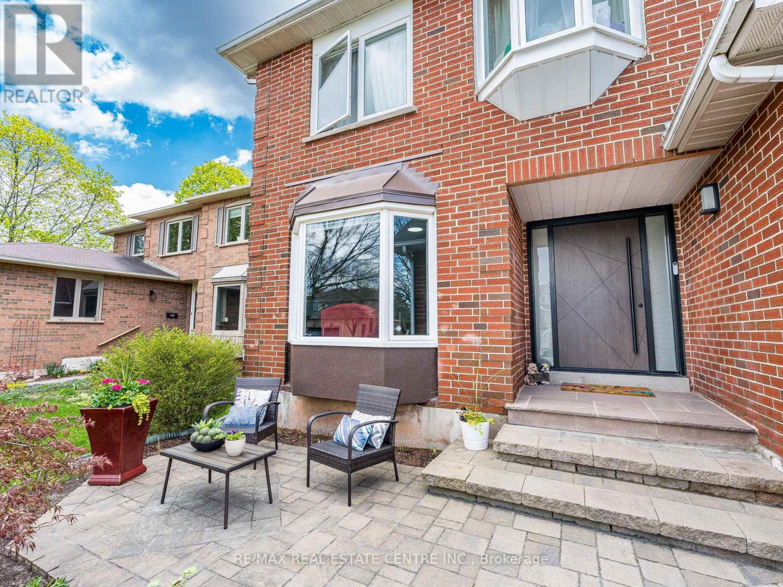302 Leacock Avenue, Oakville, Ontario  L6H 5J2 - Photo 2 - W12464302