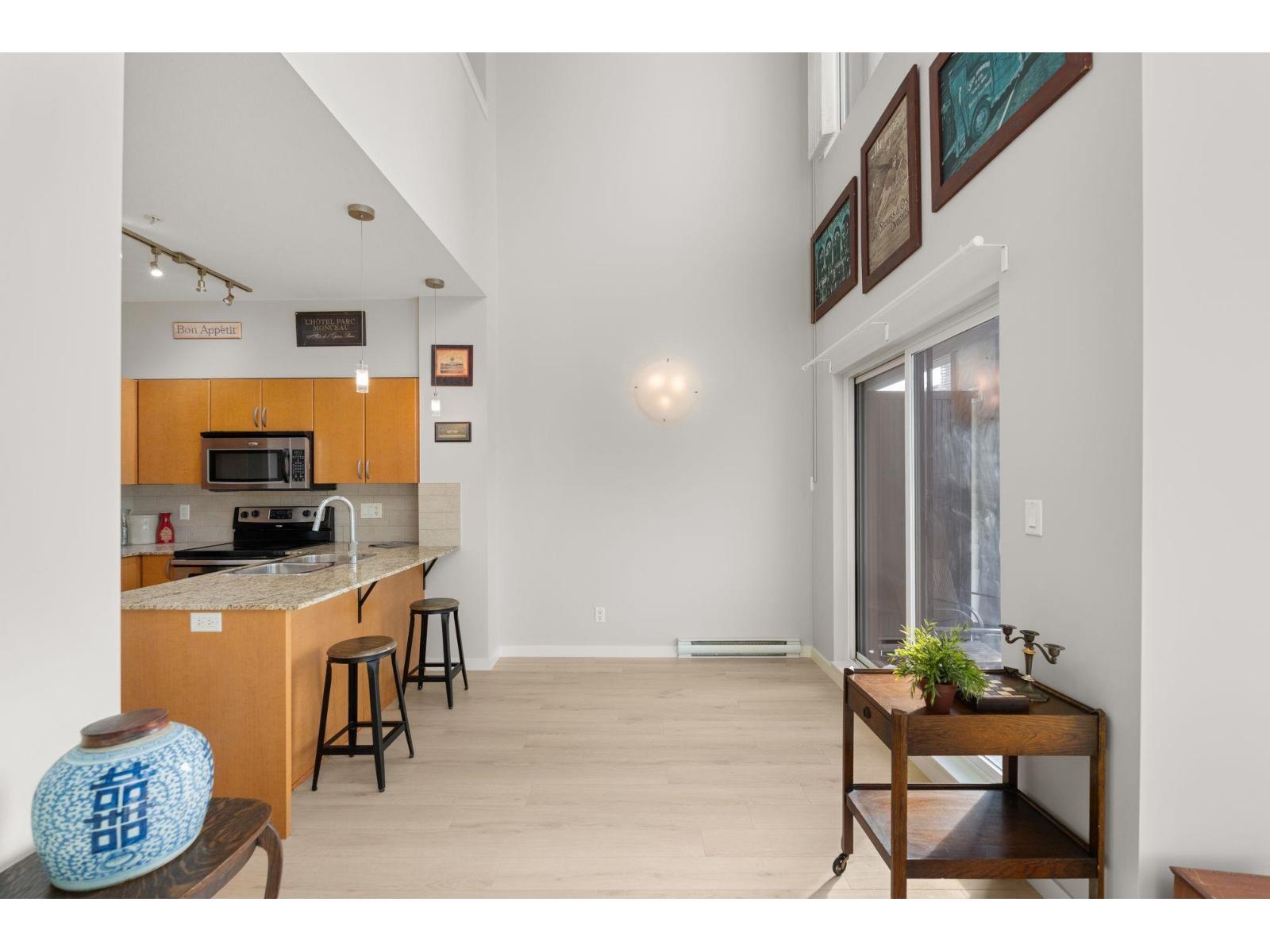 403 13733 107a Avenue, Surrey, British Columbia  V3T 0B7 - Photo 6 - R3049680