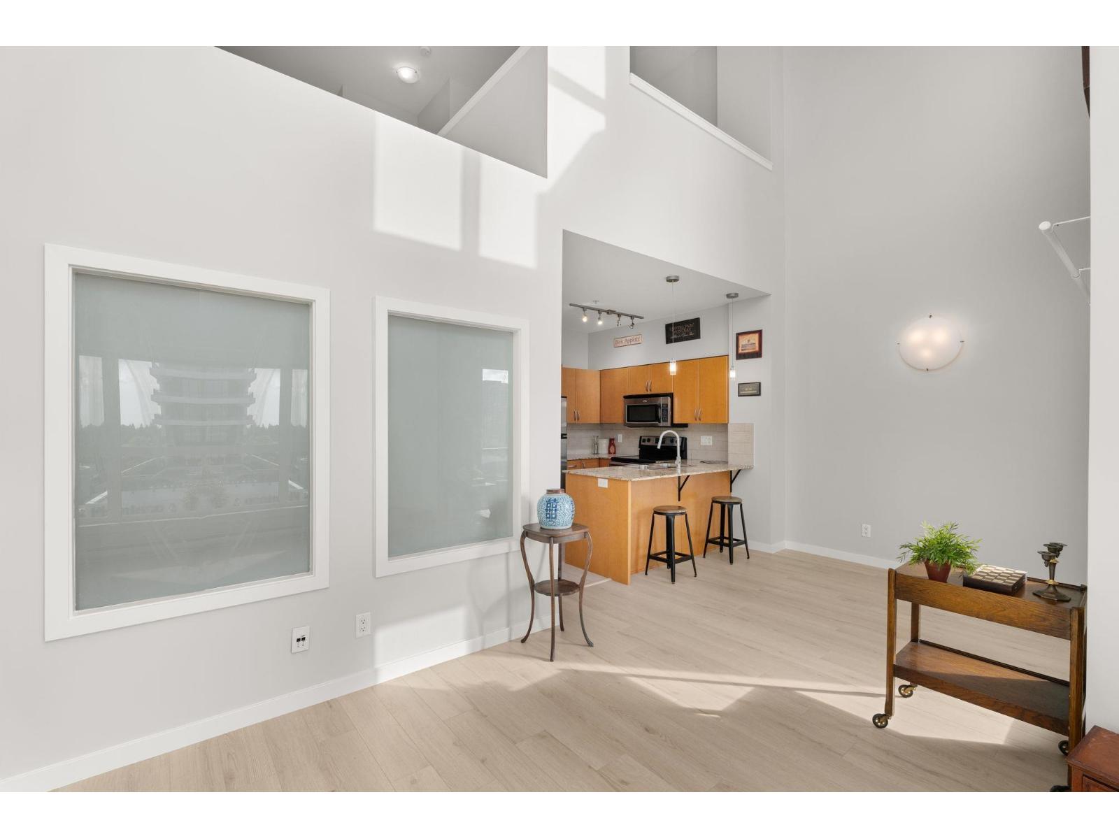 403 13733 107a Avenue, Surrey, British Columbia  V3T 0B7 - Photo 1 - R3049680
