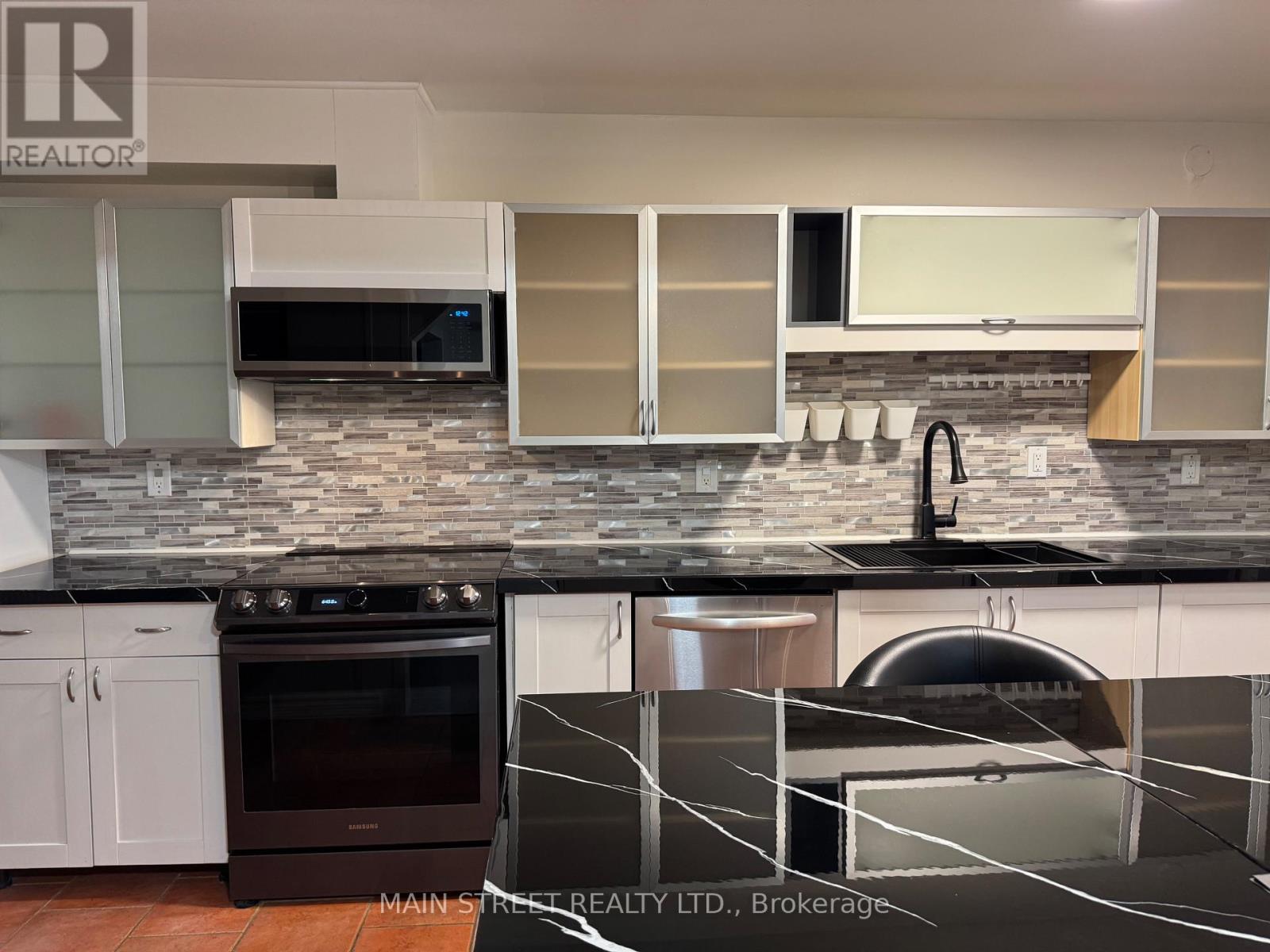 156 Observatory Lane, Richmond Hill, Ontario  L4C 8K8 - Photo 10 - N12458053