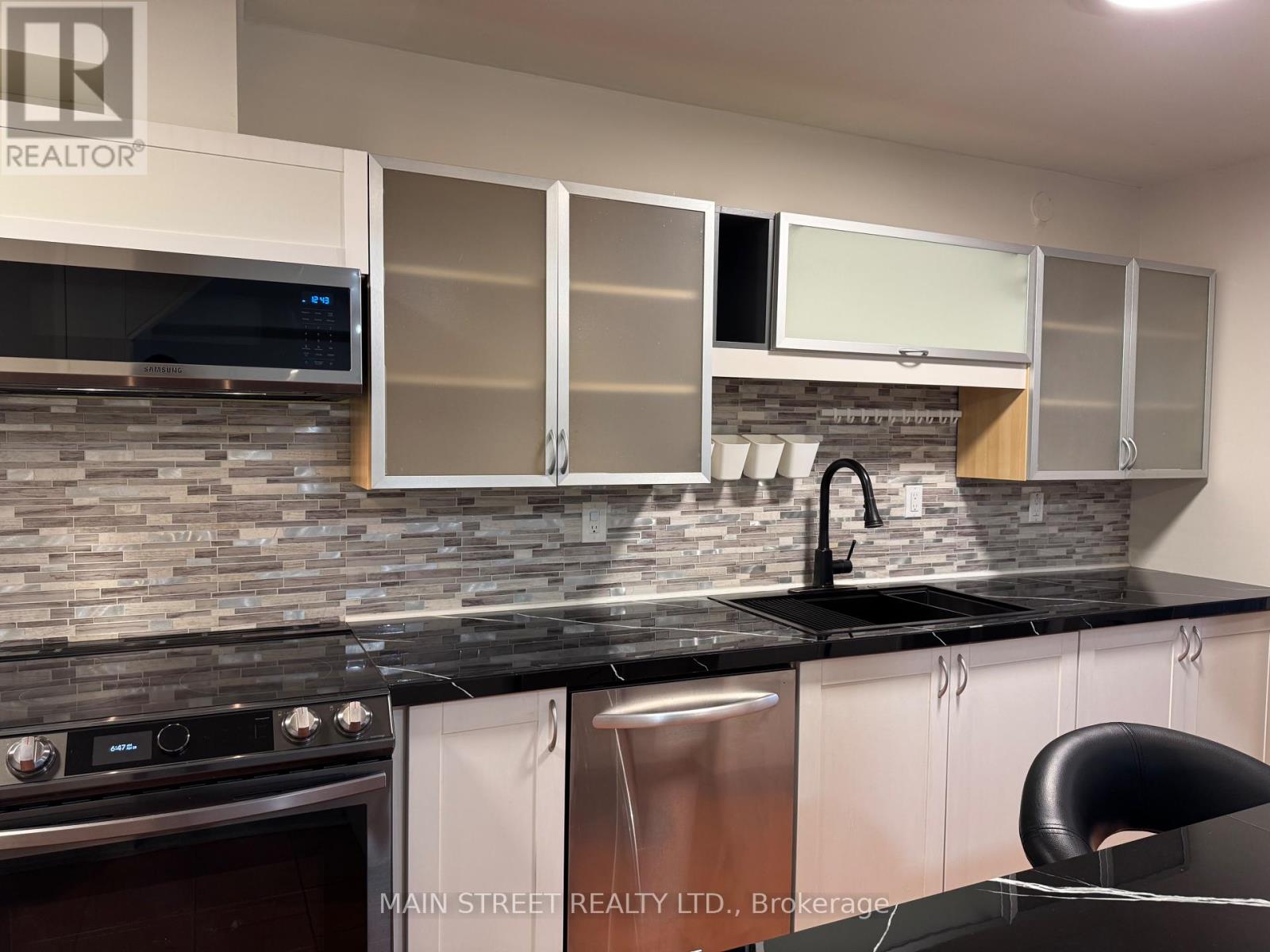 156 Observatory Lane, Richmond Hill, Ontario  L4C 8K8 - Photo 6 - N12458053